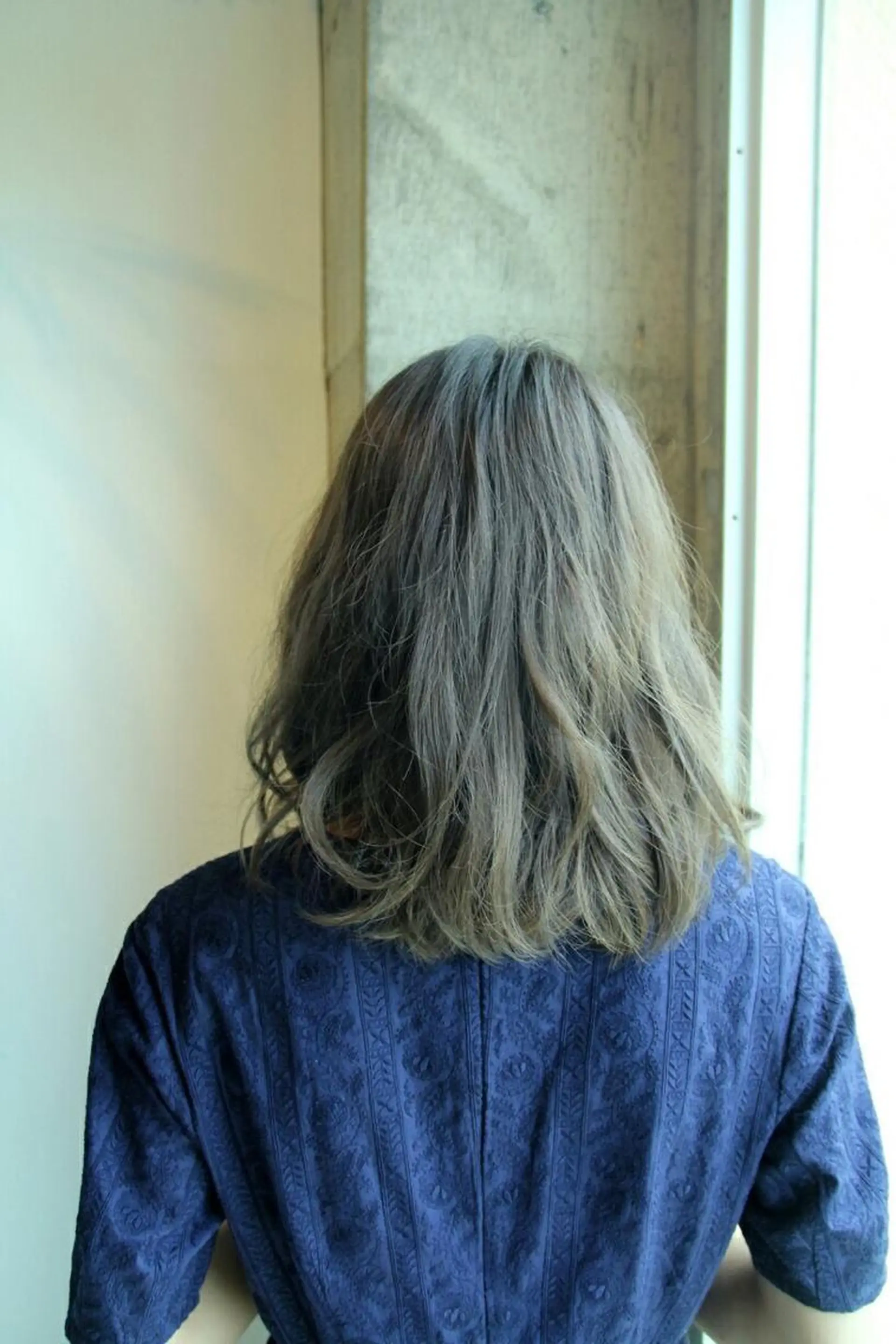 ミディアム カラー グレージュ 菊池 貢平のヘアスタイル