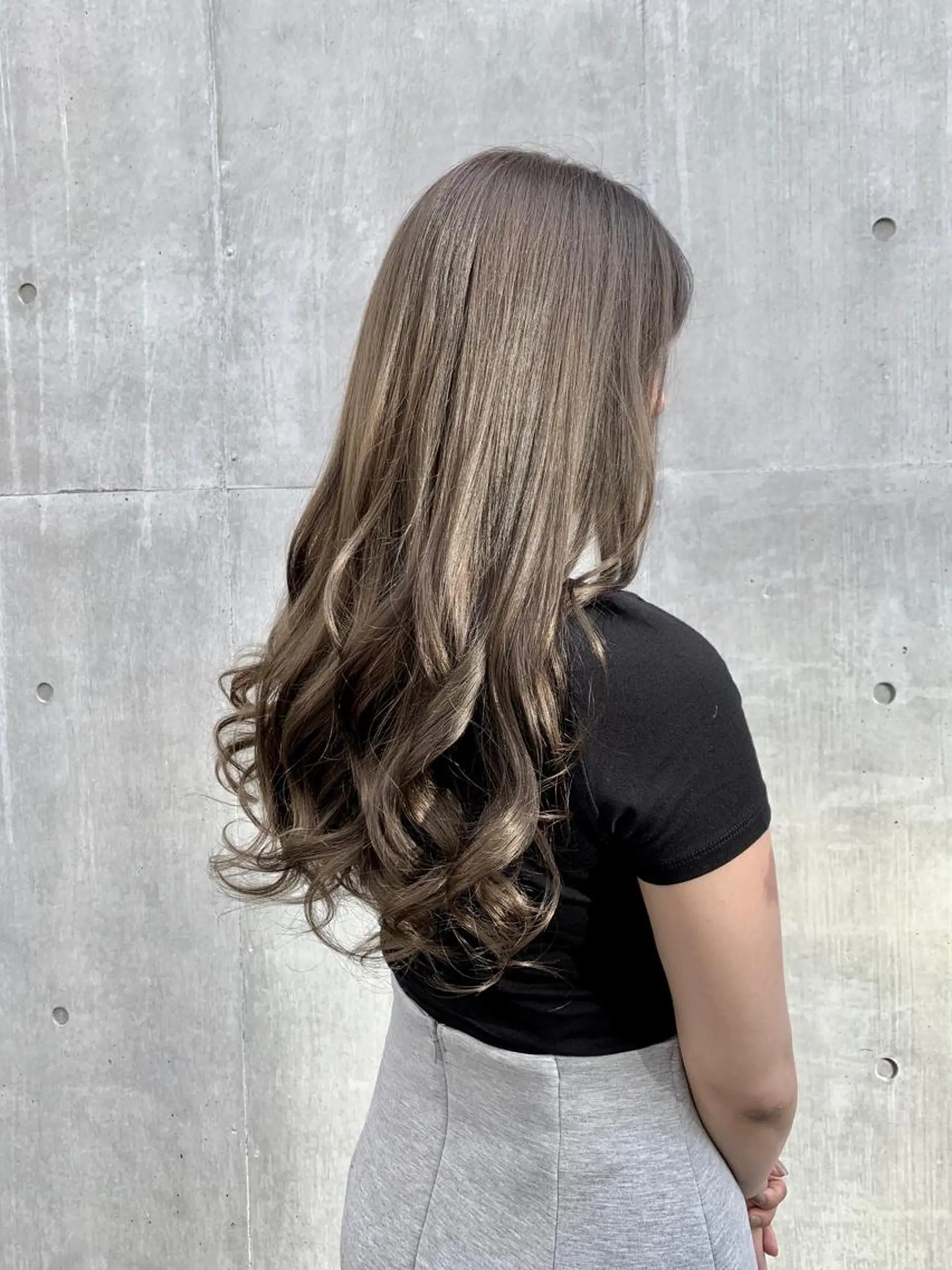 ロング カラー ベージュカラー ミルクティーベージュ ヘアカラー トリートメント ヘッドスパ Akua【代表】 Kazumaのヘアスタイル