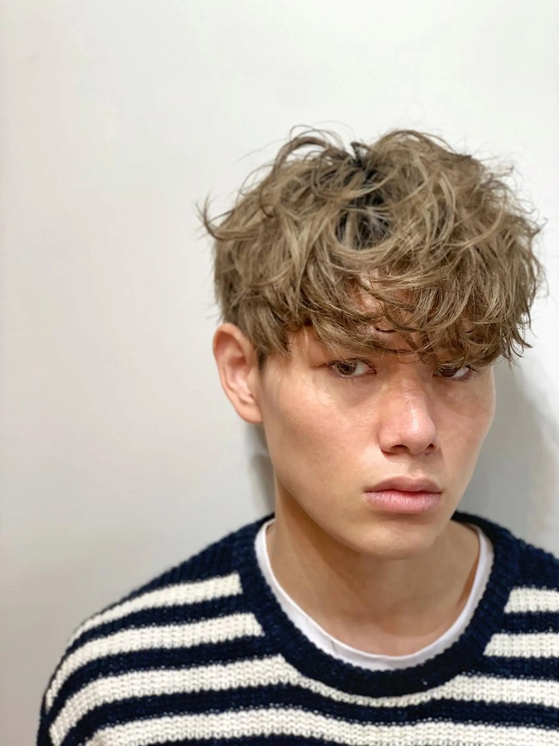ミディアム パーマ メンズ ミディアムパーマ メンズパーマ 外国人風カラー スパイラルパーマ メンズStylist 山根慧のヘアスタイル