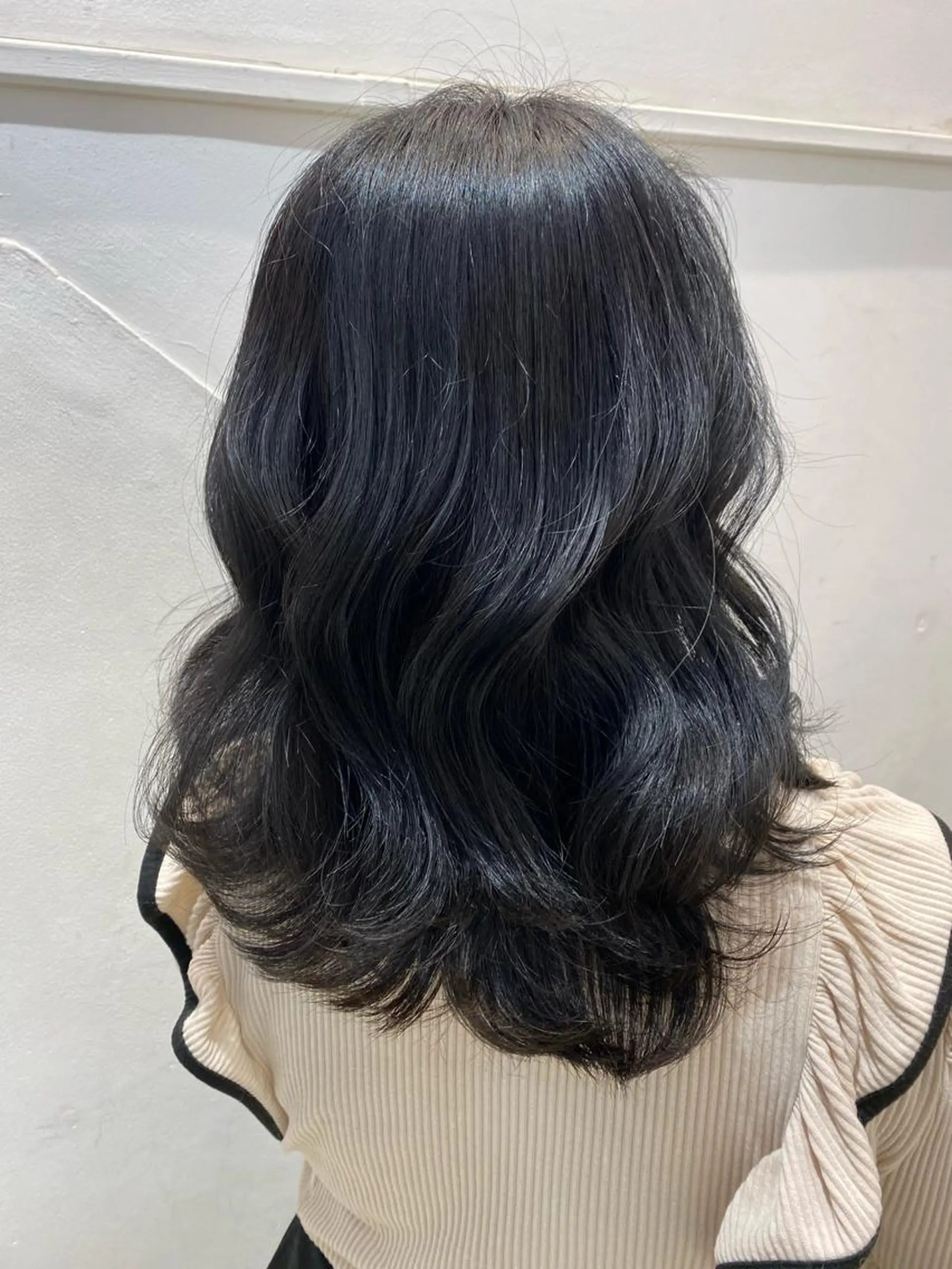 ミディアム カラー アディクシーカラー ブルーカラー シルバー ✨くびれスタイル✨️ 戸嶋穂乃香のヘアスタイル