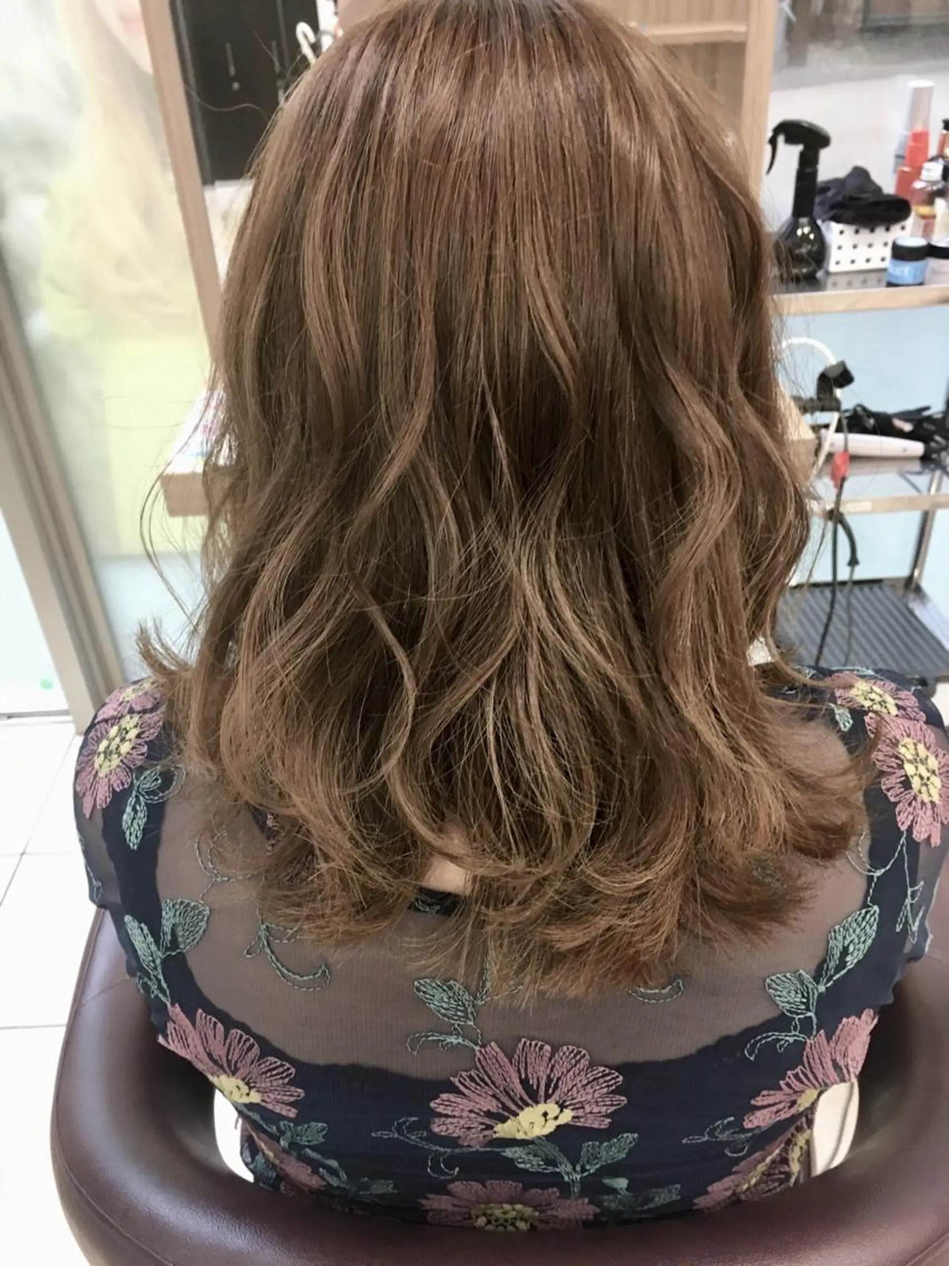 ミディアム カラー ベージュカラー ミルクティーベージュ 小島 仁美のヘアスタイル
