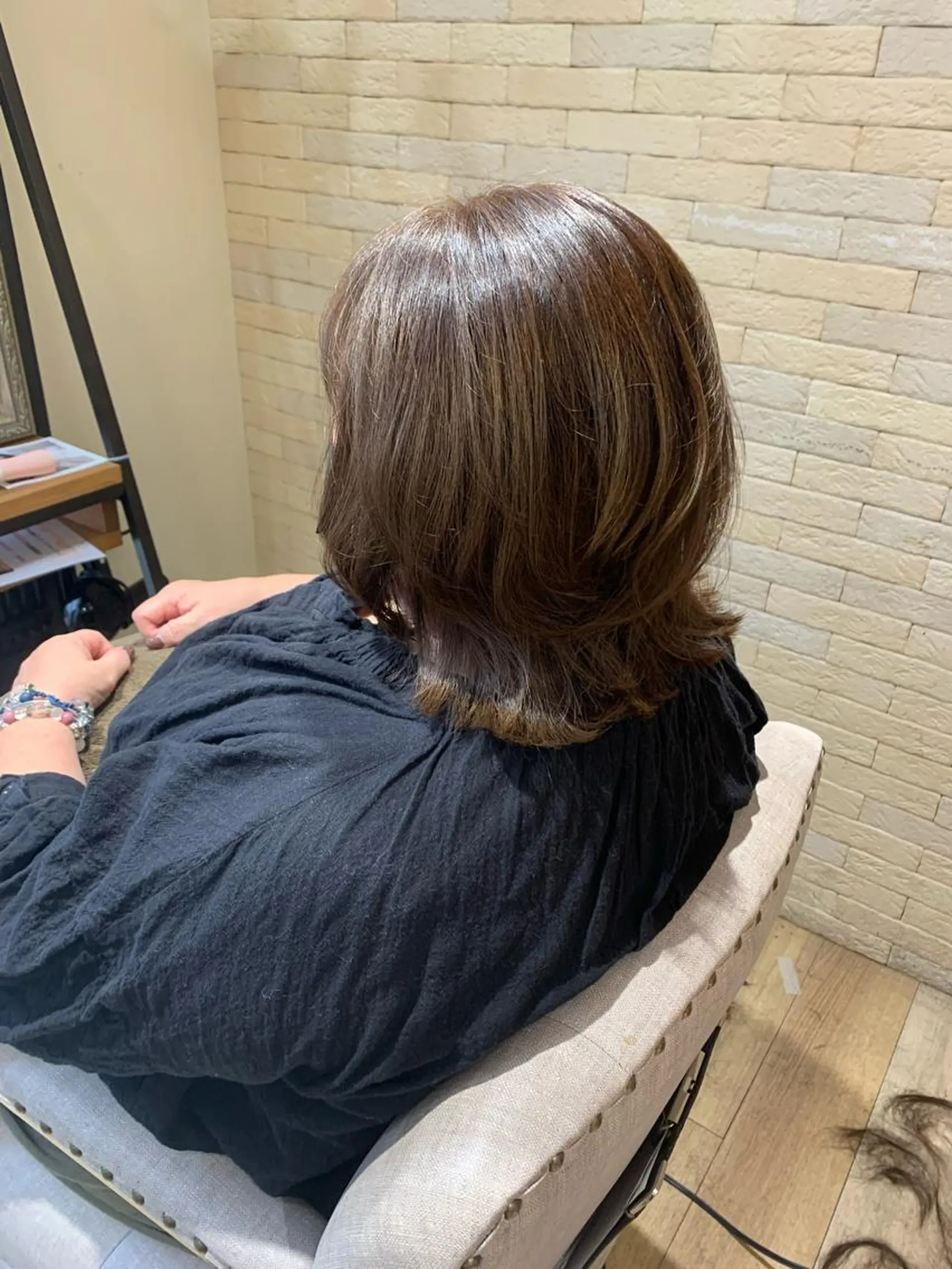 ミディアム カラー ミディアムレイヤー アッシュ ベージュカラー レイヤーカット カット ヘアカラー トリートメント 上田 紗也のヘアスタイル
