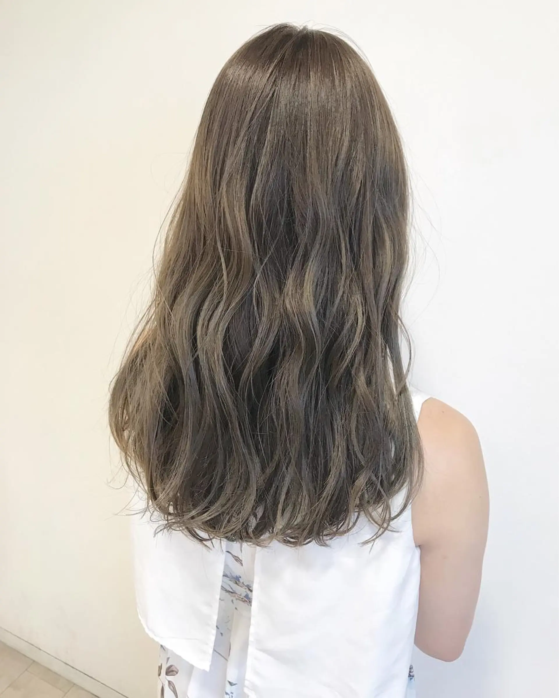 セミロング カラー アッシュ ベージュカラー イルミナカラー ヘアカラー トリートメント chiyo yasuのヘアスタイル