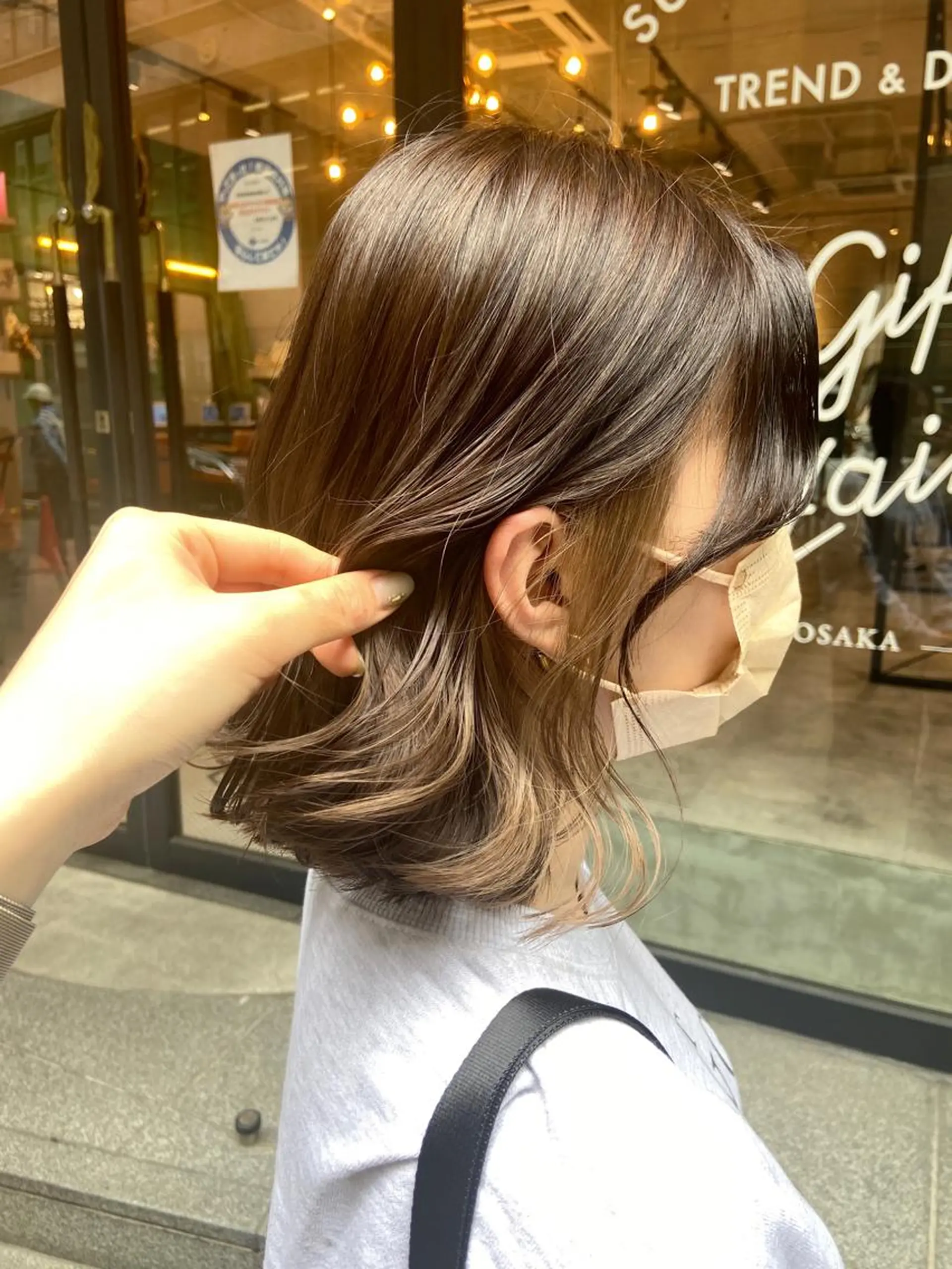 ミディアム カラー ベージュカラー イヤリングカラー カット ヘアカラー ノイシキ サキのヘアスタイル