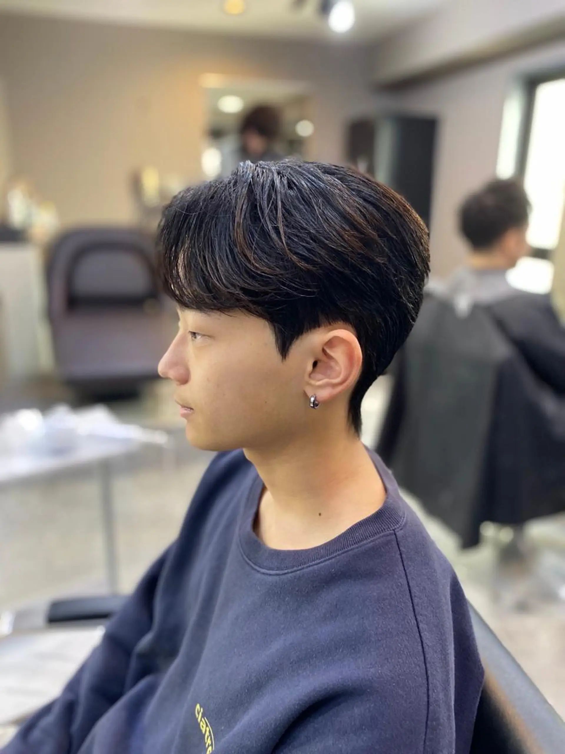 ショート カラー パーマ メンズ センターパート ダウンパーマ カルマパーマ メンズパーマ ニュアンスパーマ カット パーマ ヘアセット 森下 佑大のヘアスタイル