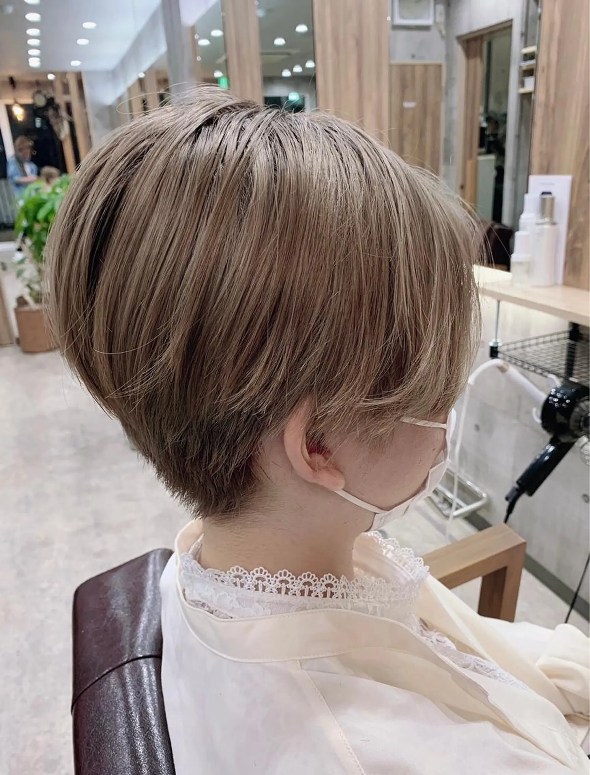 ショート カラー バレイヤージュ ベージュカラー ブリーチ ダブルカラー グラデーションカラー ヘアカラー hair salon mementoのヘアスタイル