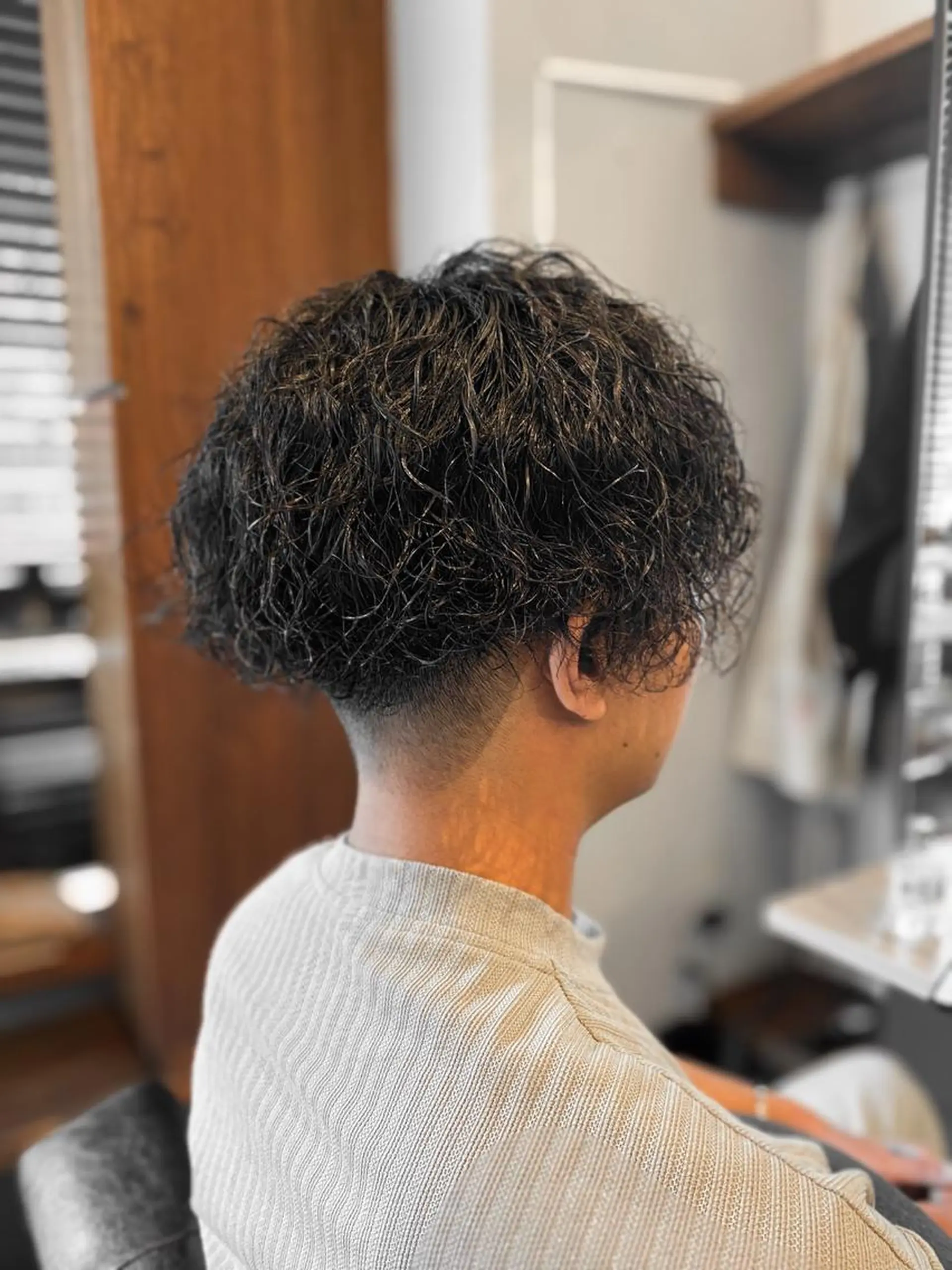 ショート カラー パーマ メンズ キッズ メンズブリーチ ビジネス センターパート フェードカット メンズハイライト カット パーマ IRIE HAIR DESIGN所属・IRIE⚡️メンズ/ パーマ⚡️北川聖也のヘアスタイル