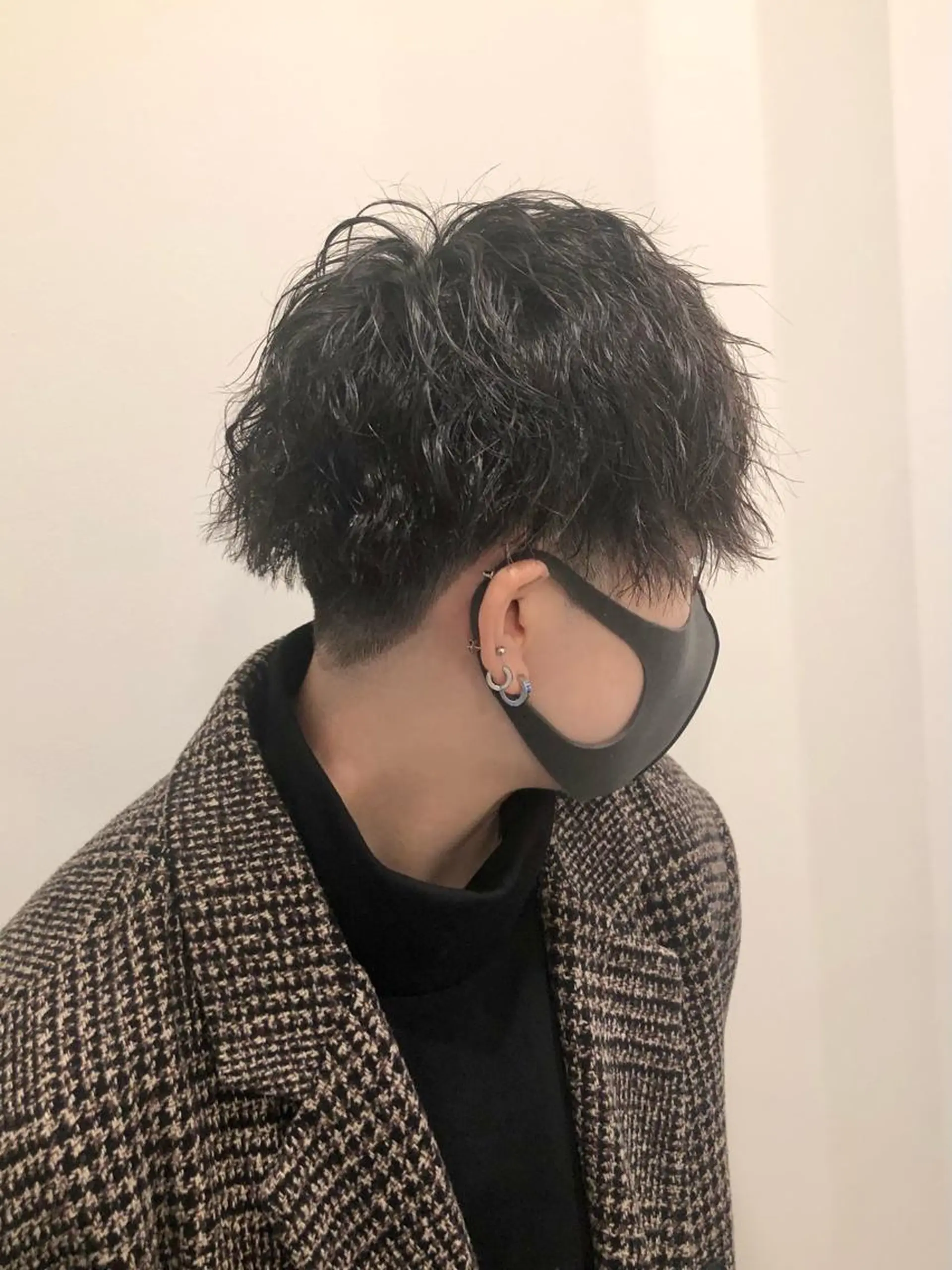 ショート パーマ メンズ メンズパーマ スパイラルパーマ カット 透け感カラー🫧 加納トモヒロのヘアスタイル