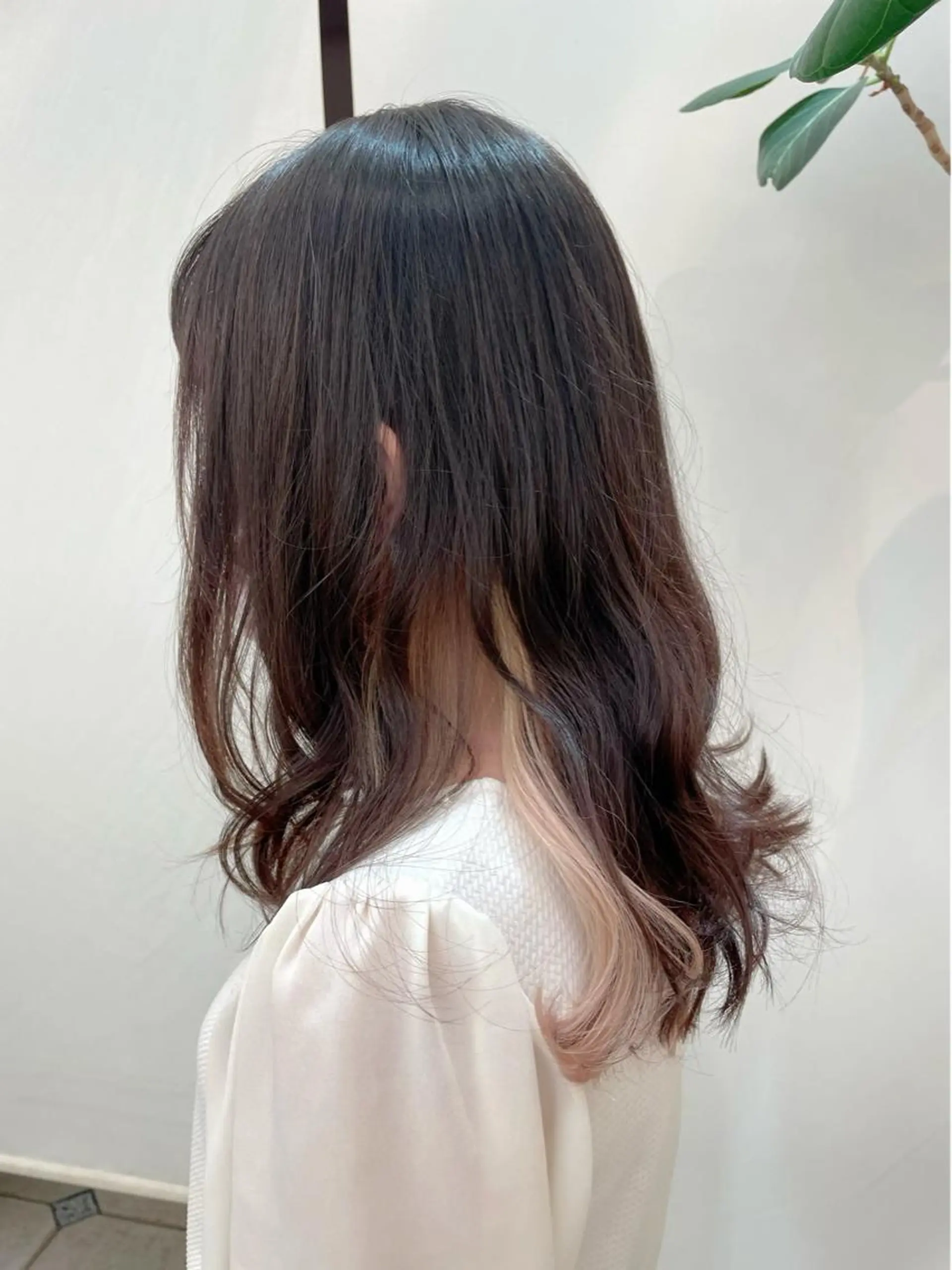 セミロング カラー インナーカラー 塩谷 雪花のヘアスタイル