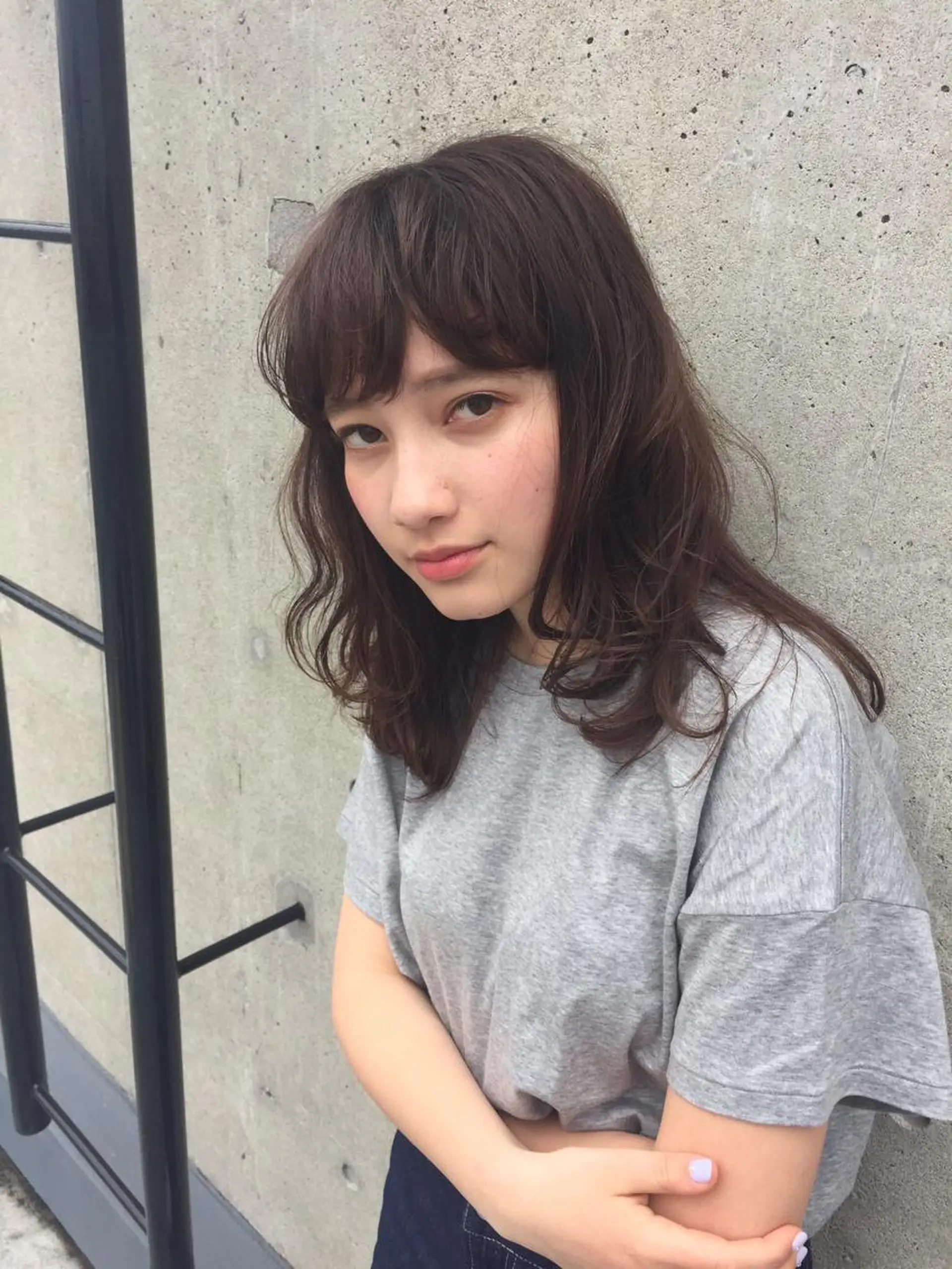 ミディアム 切りっぱなしボブ アッシュ ボブ 斜めバング 伸ばしかけ 【髪質改善】Cyan 中村ちゅんみのヘアスタイル