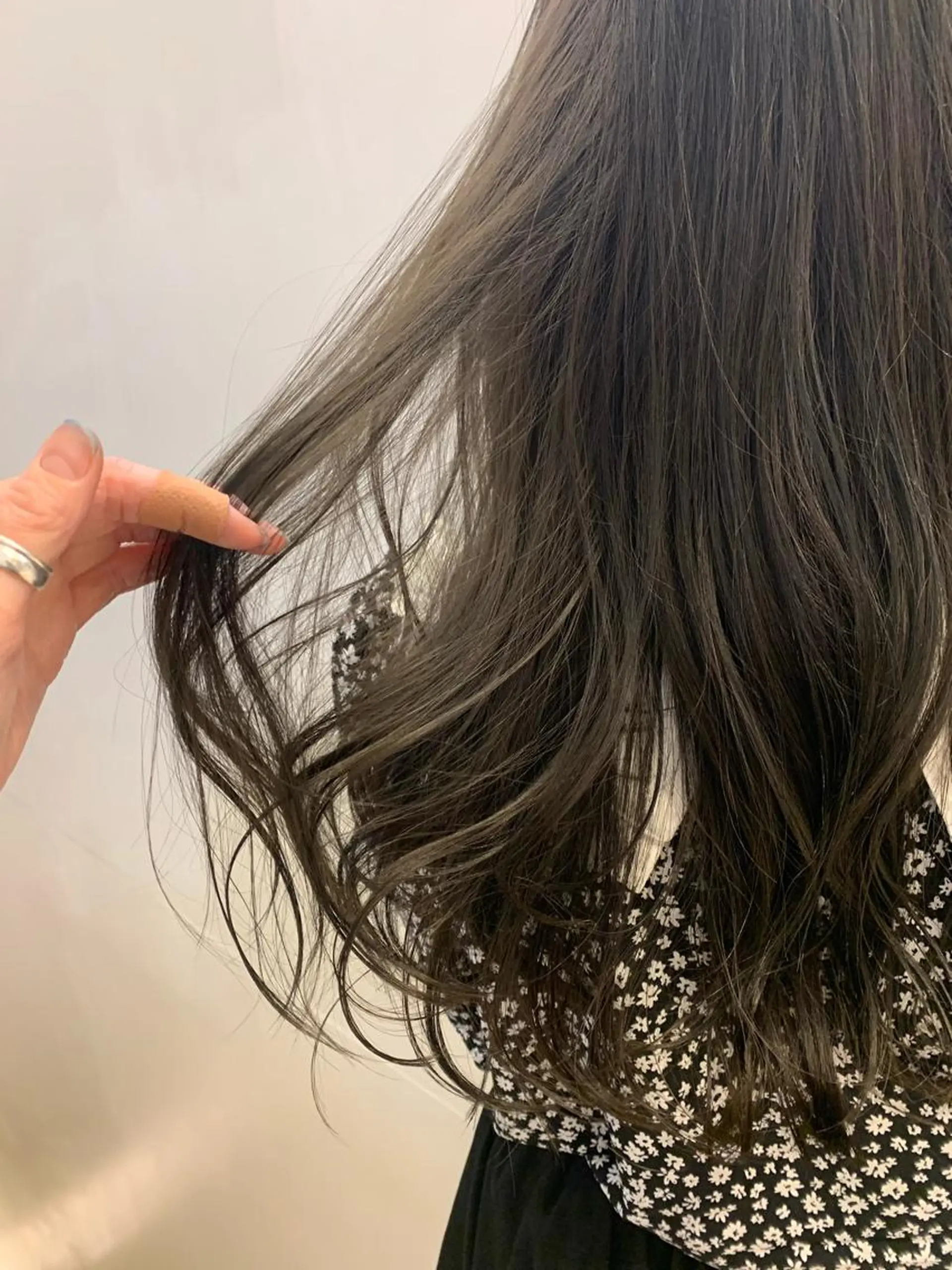 ロング カラー ベージュカラー apish 夏琳のヘアスタイル