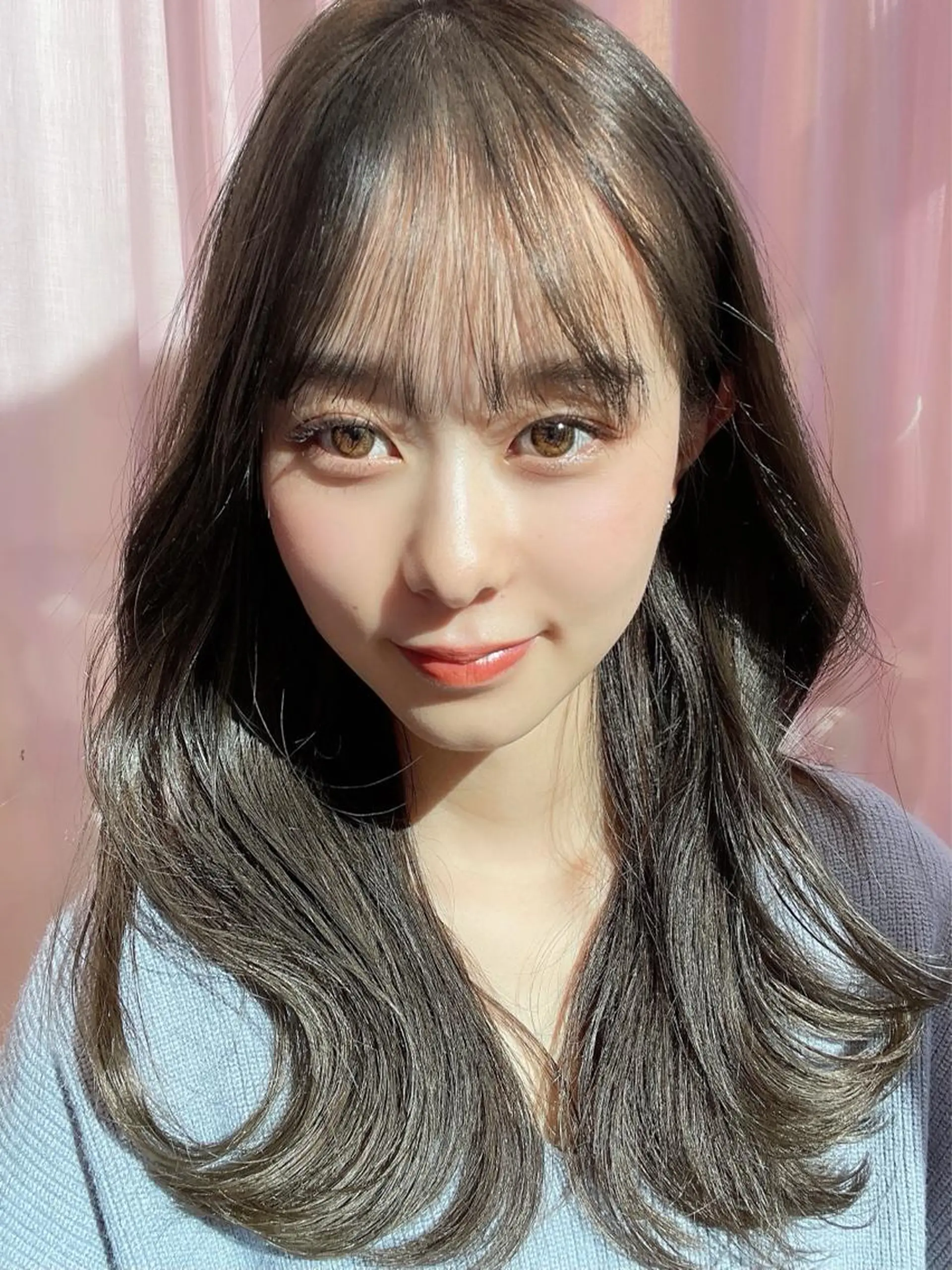 セミロング くびれヘア 顔まわりレイヤー かきあげバング ヨシンモリ 韓国風ヘア カット ヘアカラー トリートメント ボブパーマ ウルフパーマのヘアスタイル