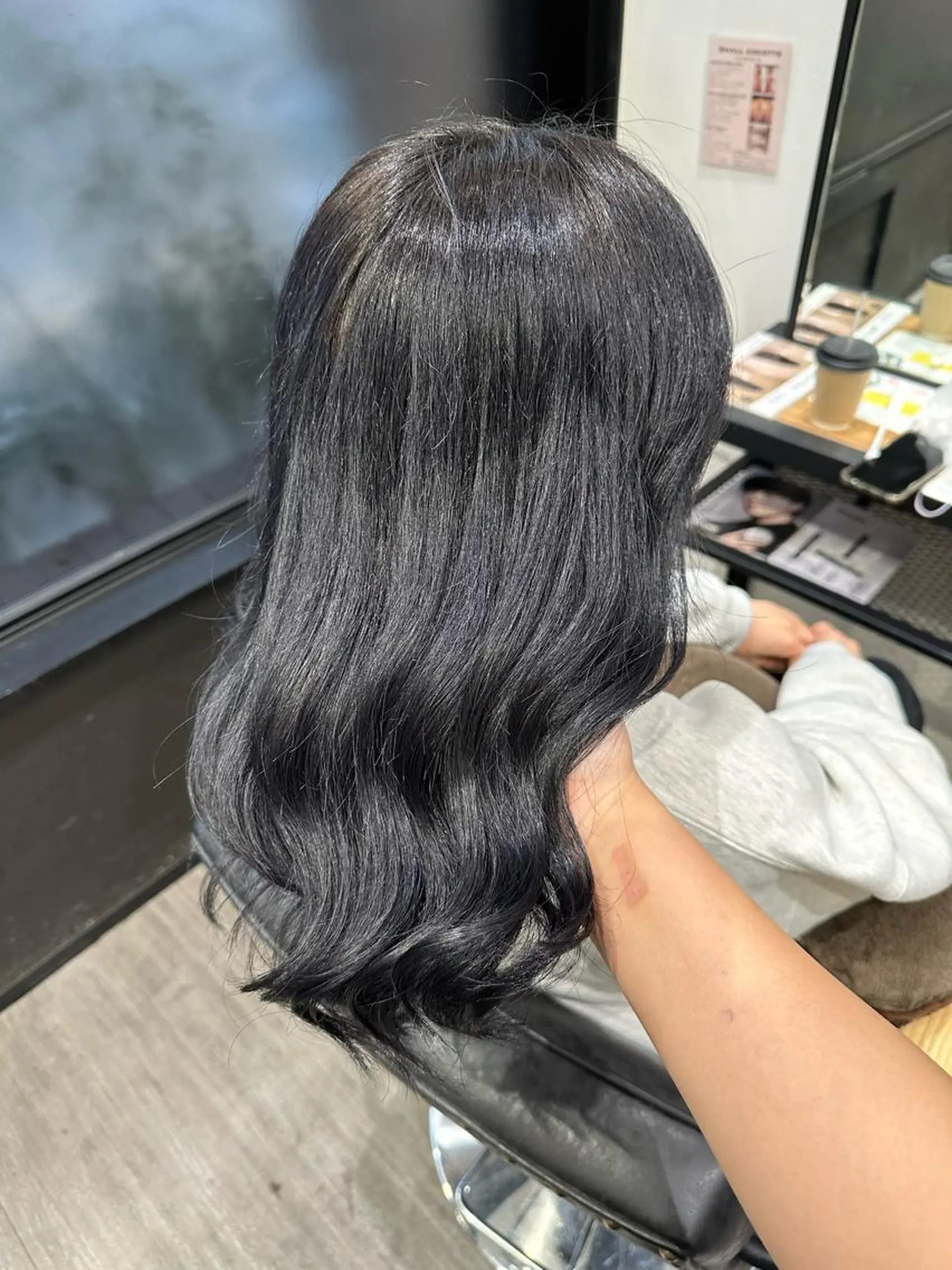 ミディアム カラー 黒髪 ブルーカラー ブルーブラック 上田 紗也のヘアスタイル