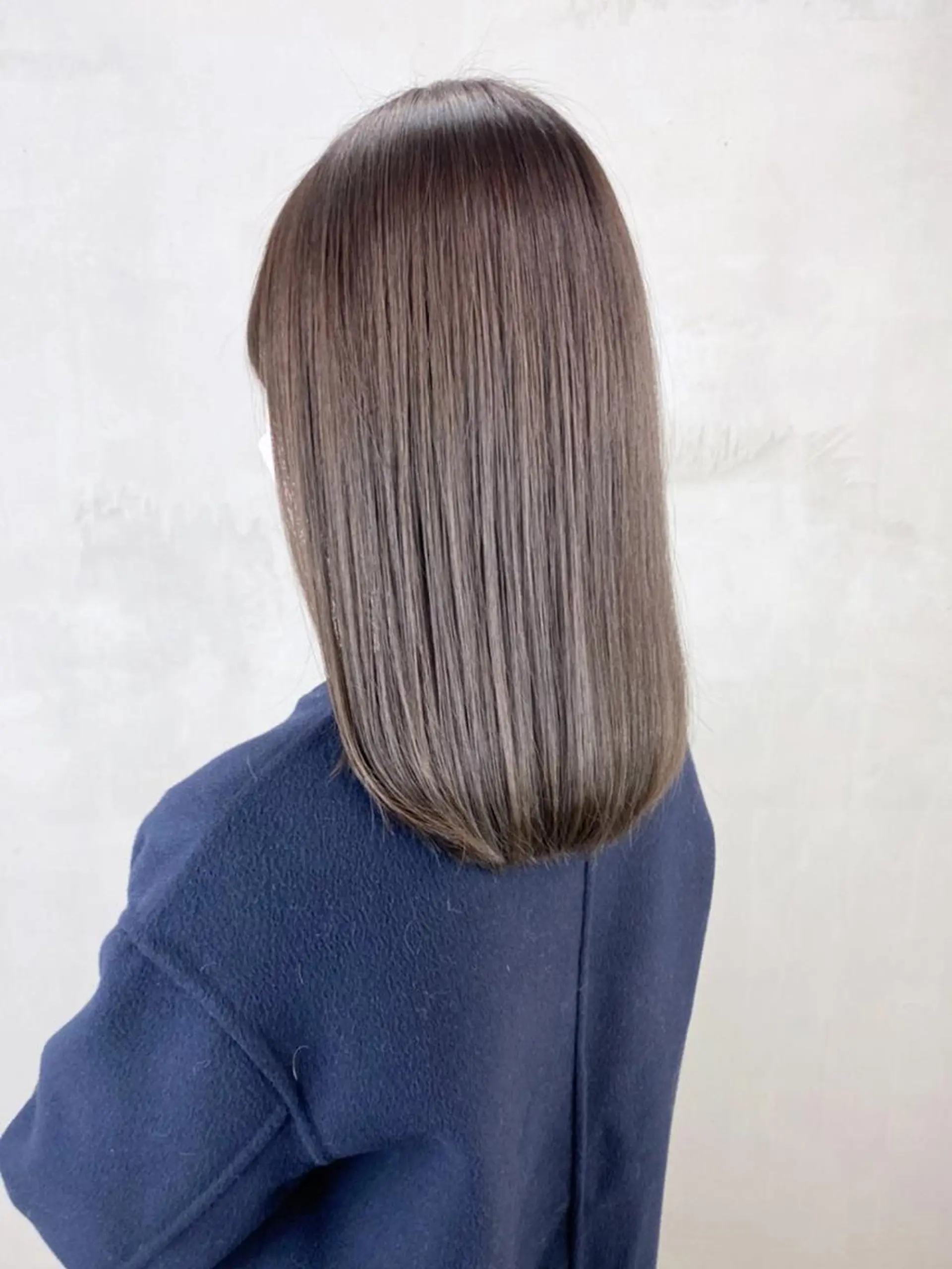 ミディアム カラー アッシュ シルバー シルバーアッシュ カット ヘアカラー トリートメント ITbyALBUM 中野店のヘアスタイル