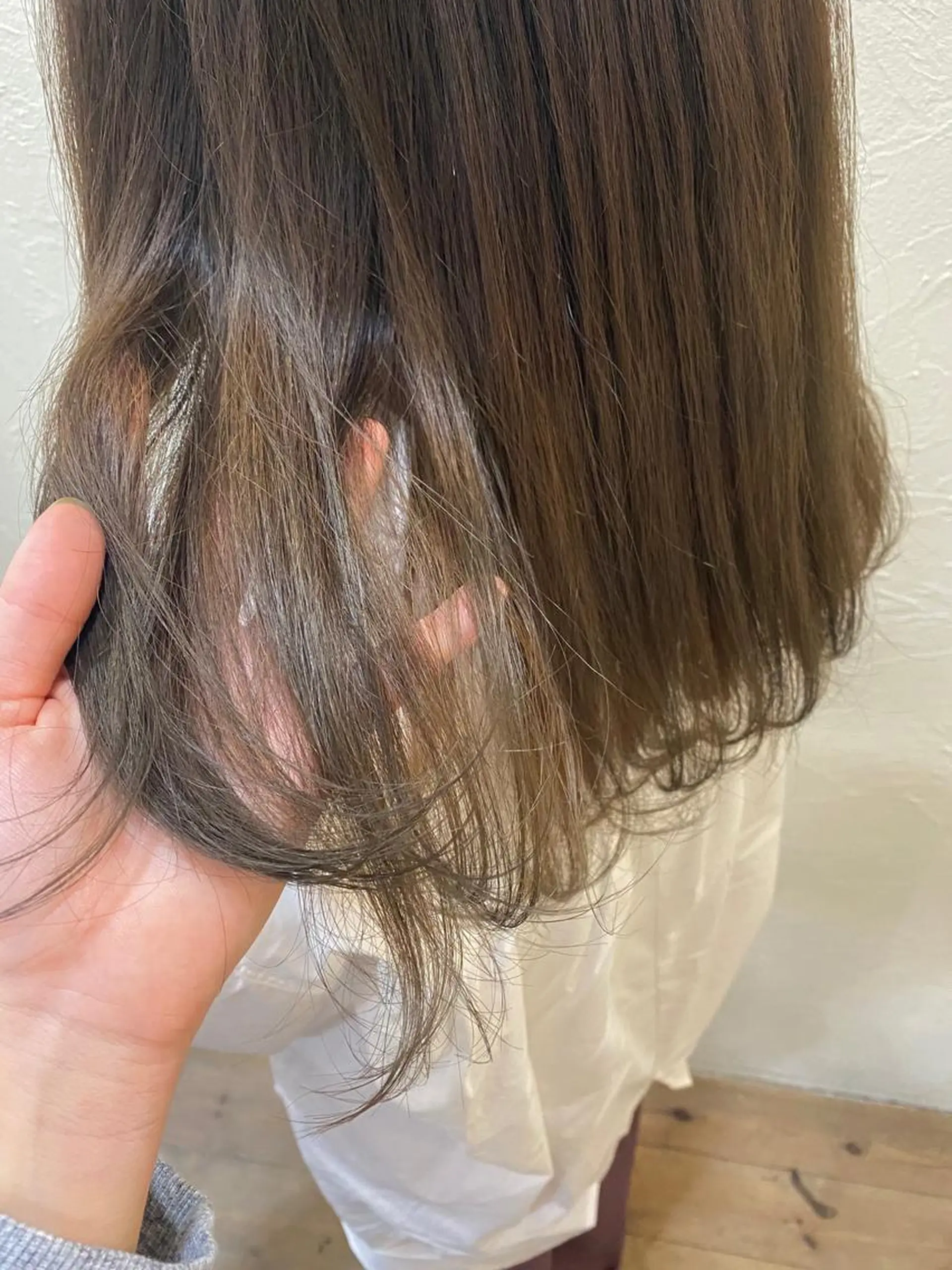 セミロング カラー ベージュカラー オリーブベージュ カット ヘアカラー トリートメント ENIF ヤマグチアツコのヘアスタイル
