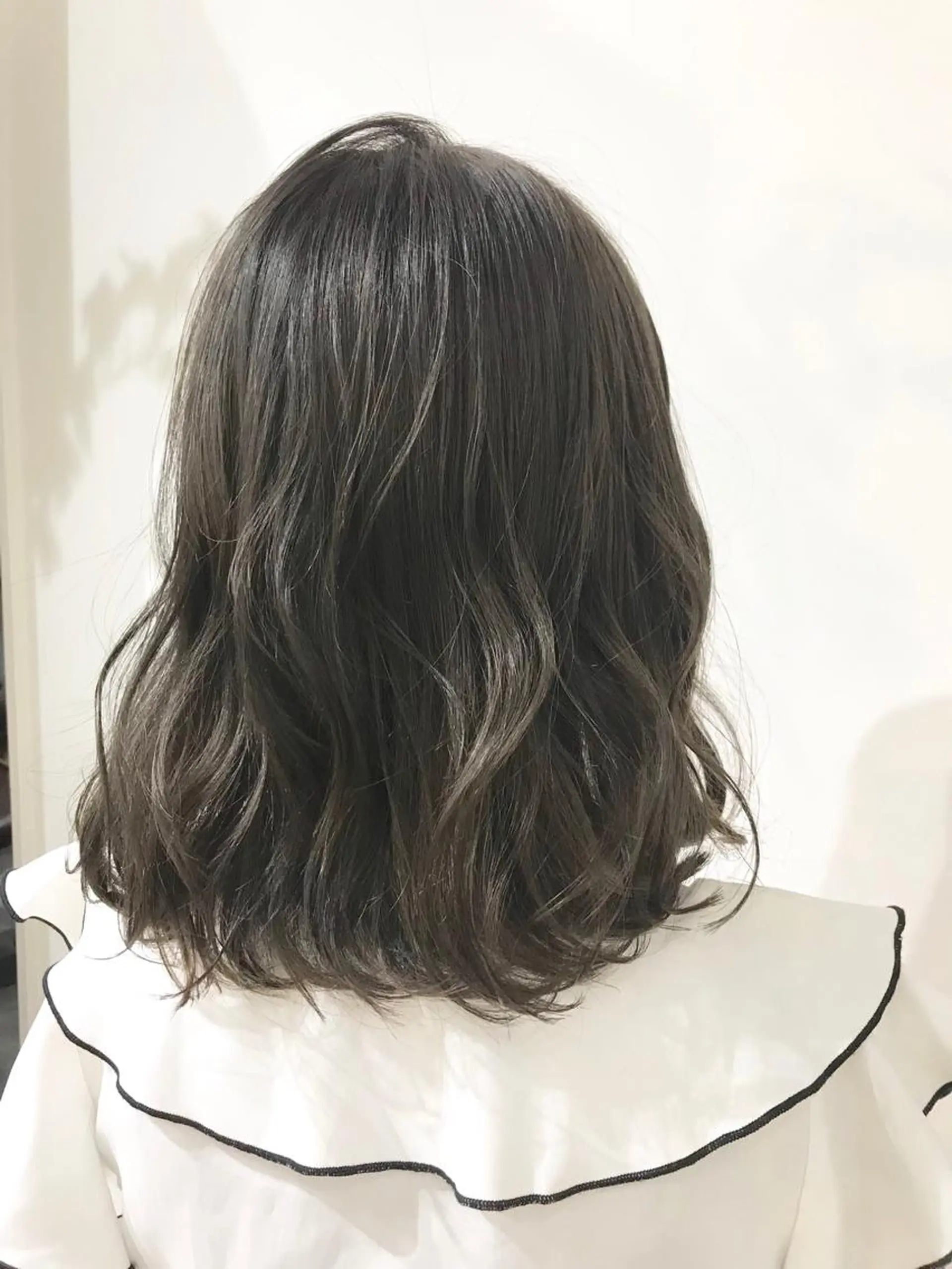 ミディアム カラー いけだ　ひかり ハイライトくびれヘアのヘアスタイル