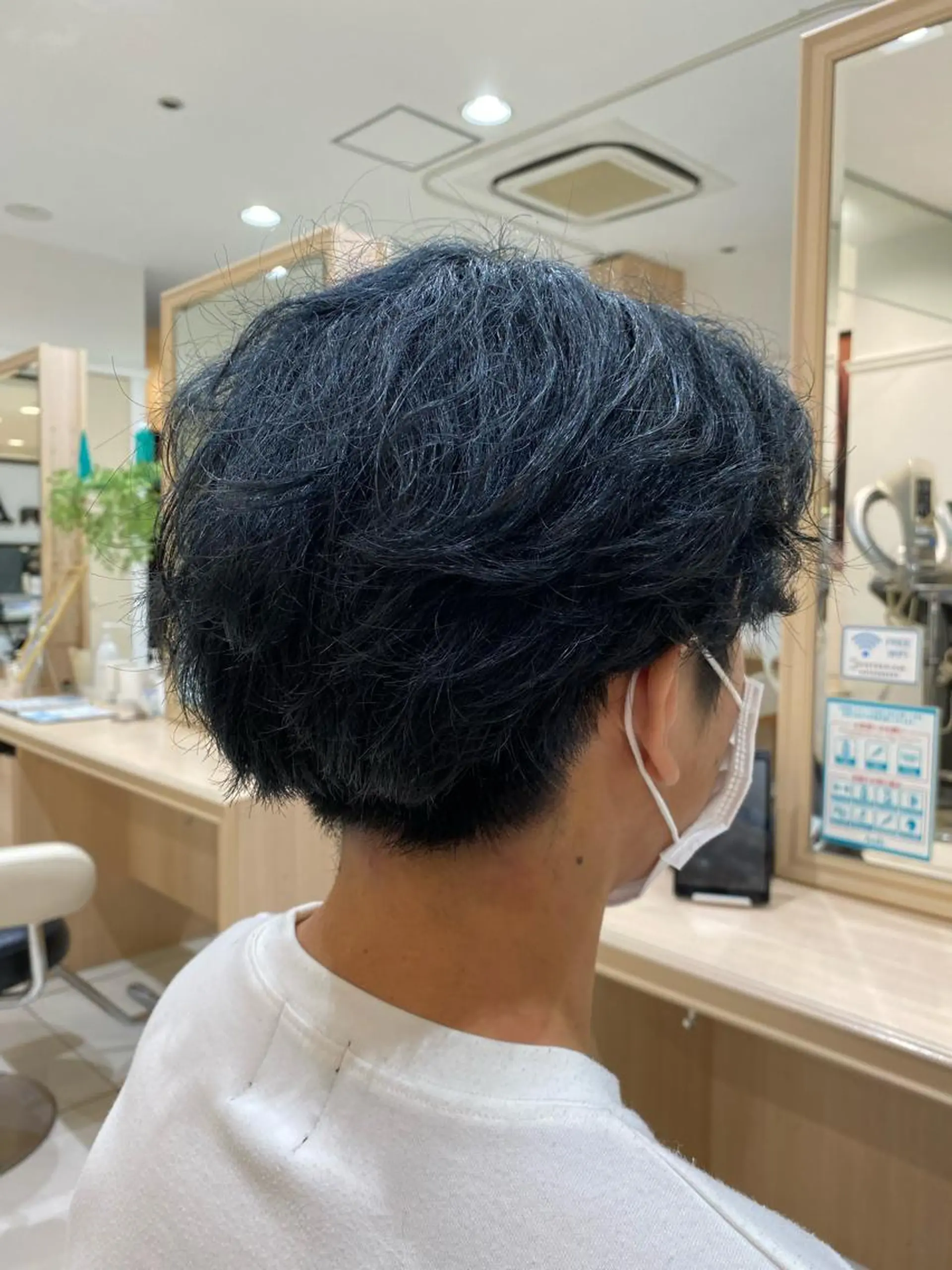 ショート カラー メンズ 黒髪 ブルーカラー ブルーブラック 片野 友椰のヘアスタイル
