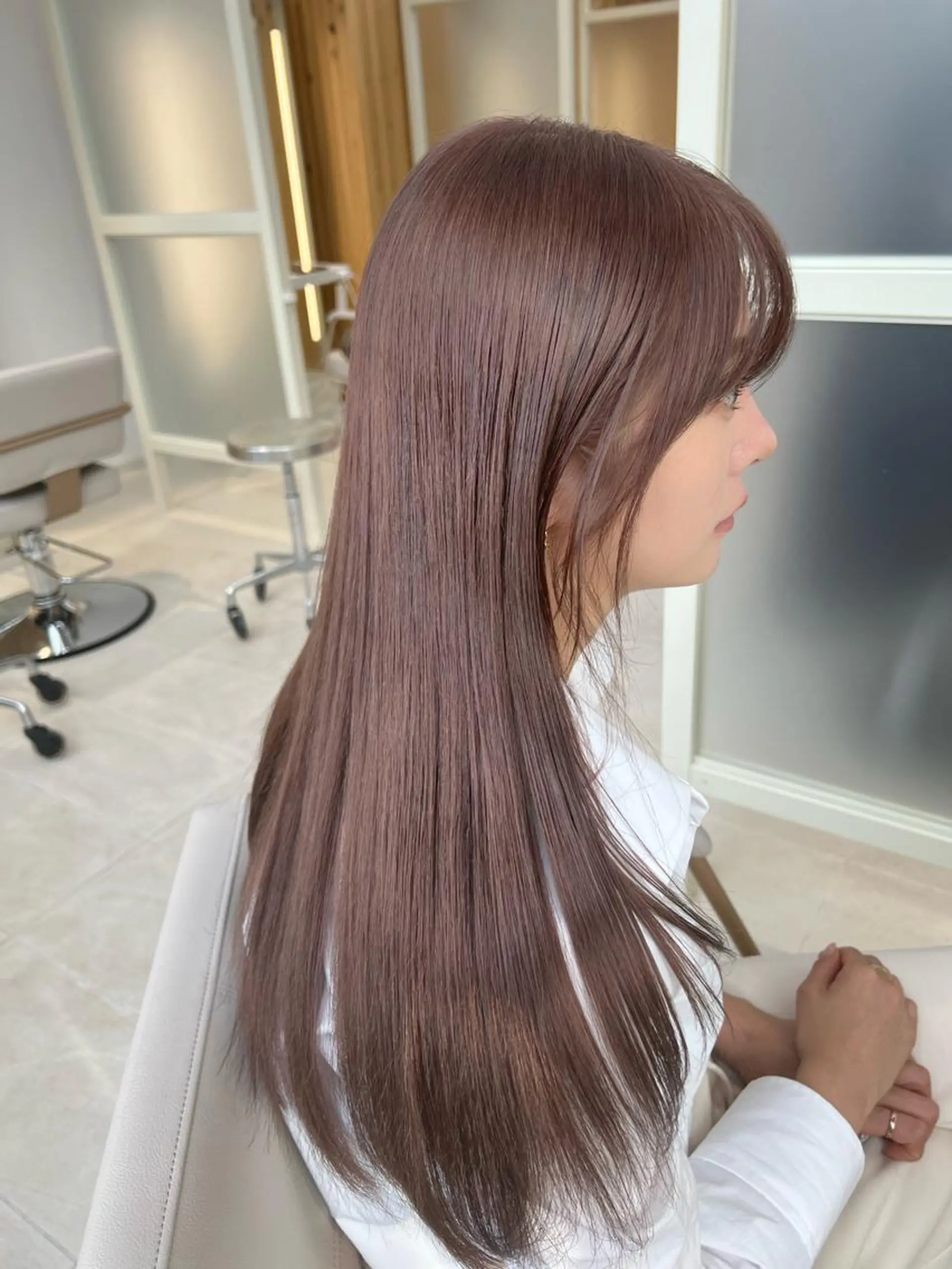 ロング カラー 切りっぱなしボブ ベージュカラー ブリーチ グレージュ ハイトーンカラー ヘアカラー トリートメント ヘアセット ニュアンスレイヤー ハイトーンカラーのヘアスタイル