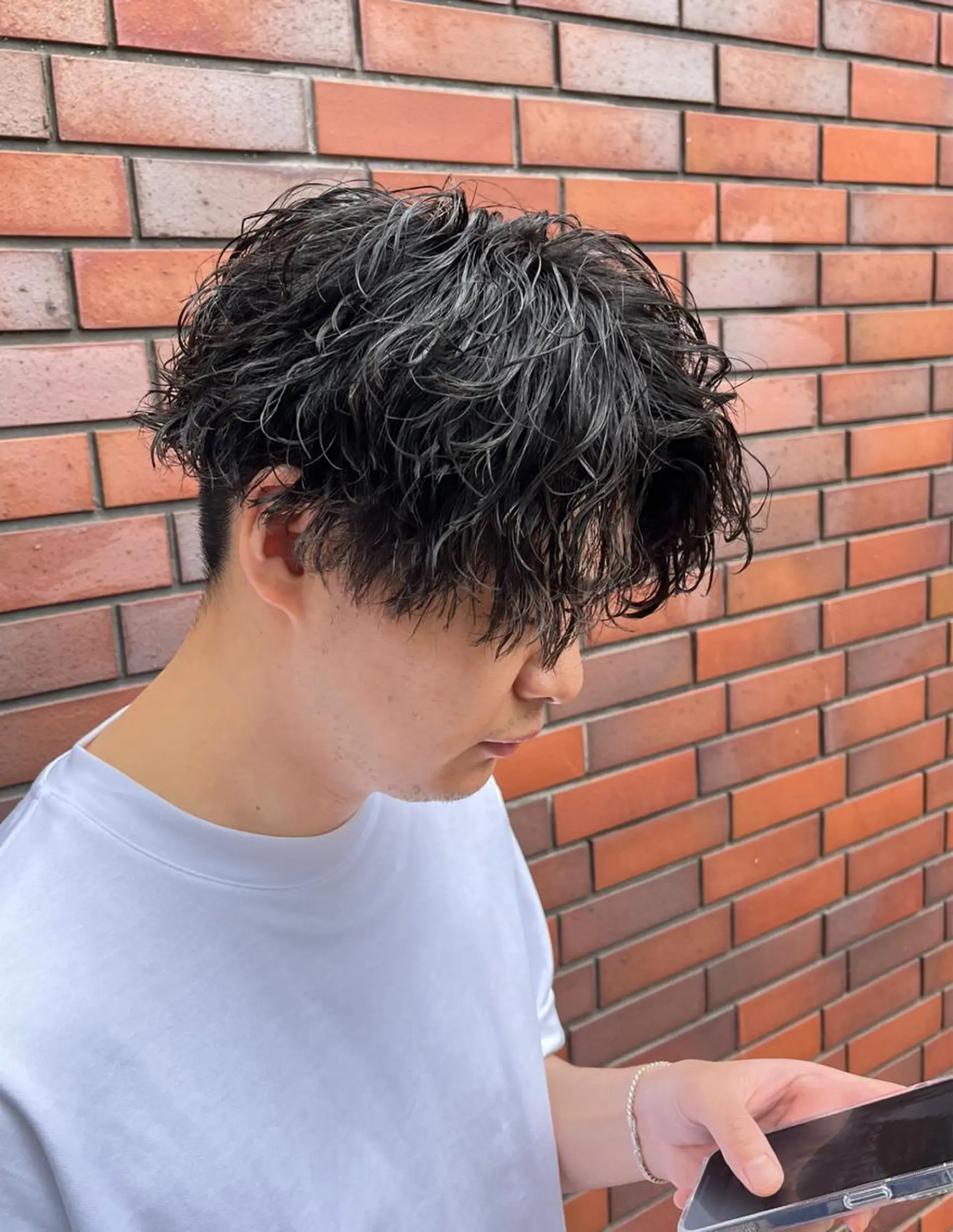 ミディアム パーマ メンズ ミディアムパーマ メンズパーマ 波巻きパーマ カット パーマ ヘアセット CHROM TOKYO所属・とおやま レオのヘアスタイル