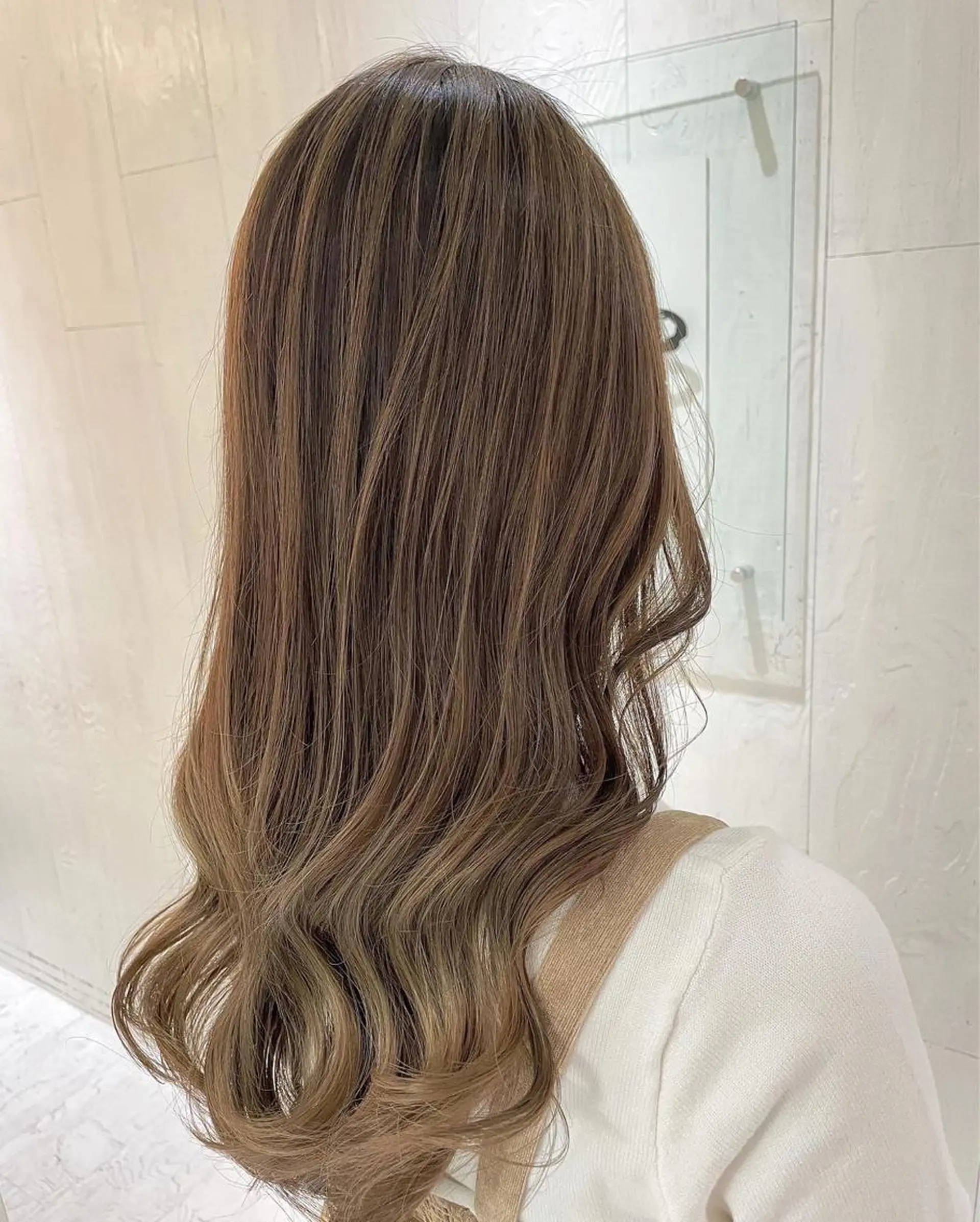 ロング カラー アッシュ ベージュカラー ミルキーベージュ 外国人風カラー レイヤーカット ヘアカラー トリートメント 河合秀明/ハイライト /インナーカラーのヘアスタイル