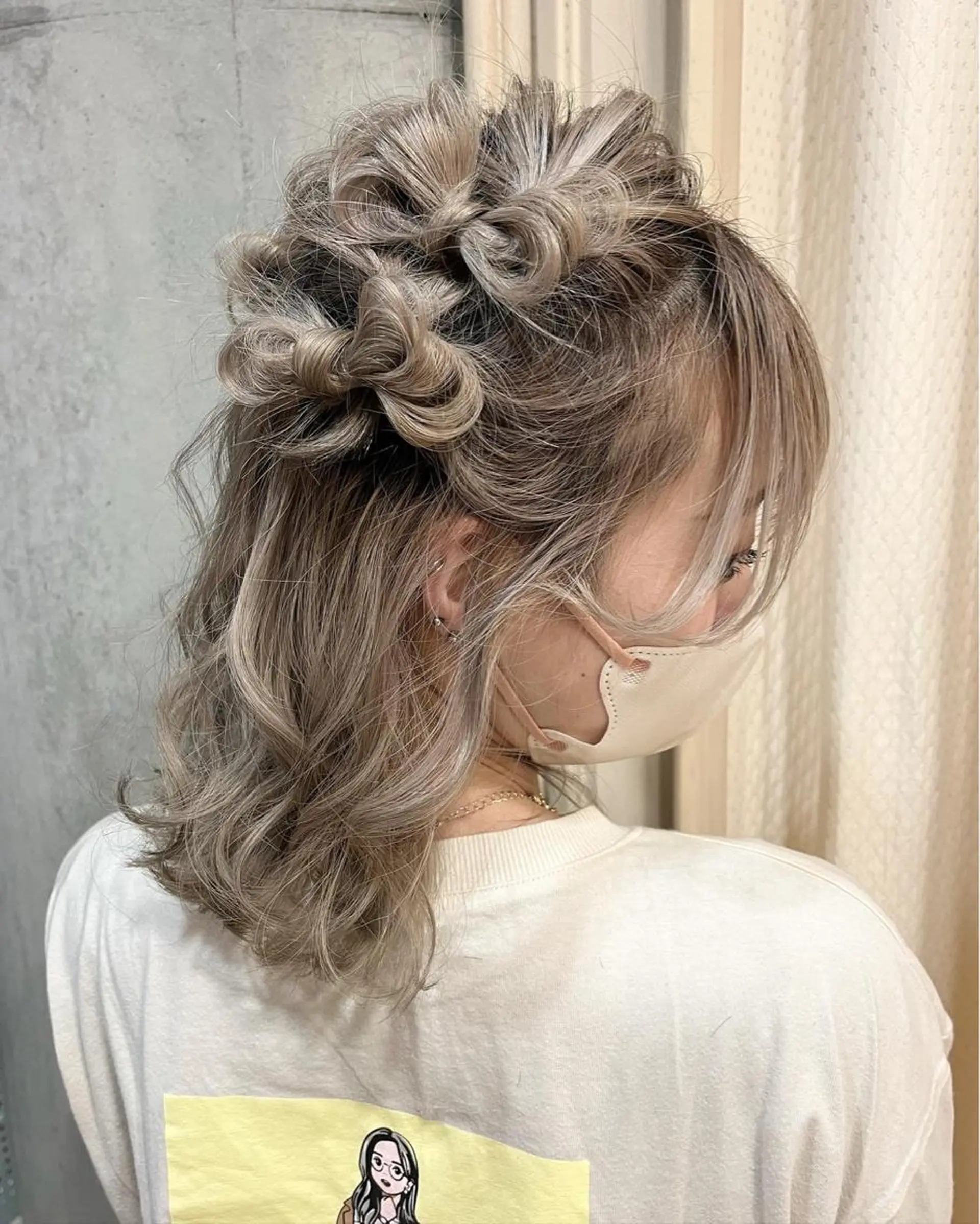 ミディアム カラー ヘアアレンジ ハーフアップ ハイトーンカラー ヘアセット サソウ ユリエ🥥のヘアスタイル