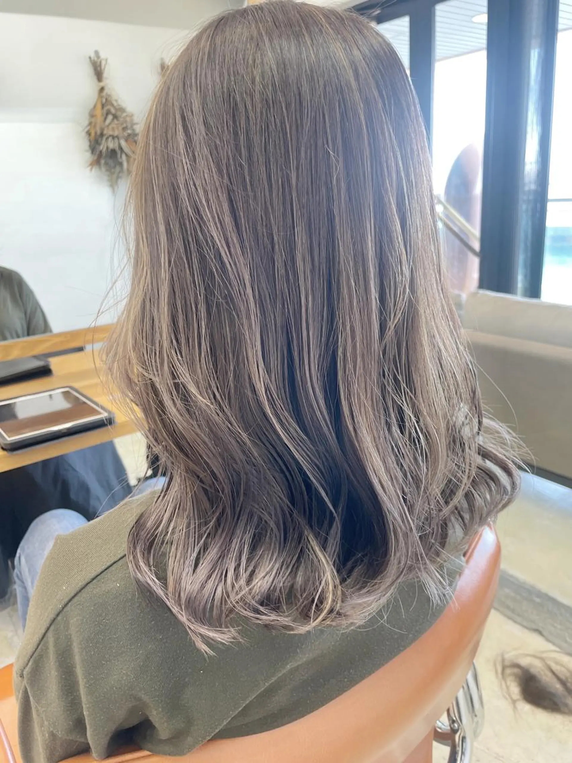 セミロング カラー グレージュ 藤本 静香のヘアスタイル