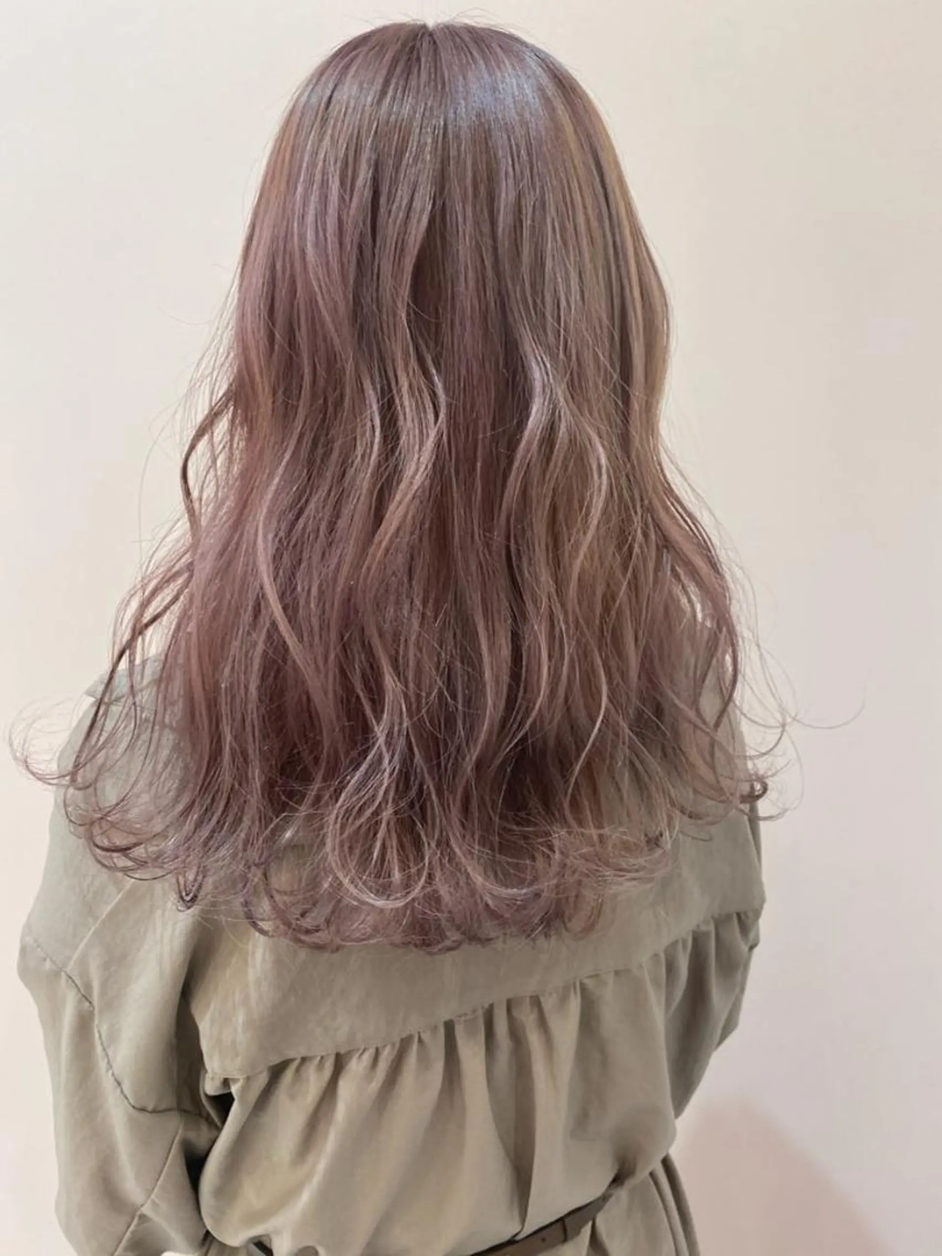 セミロング カラー グレージュ パープルカラー パープルグレージュ 西本 夏美のヘアスタイル