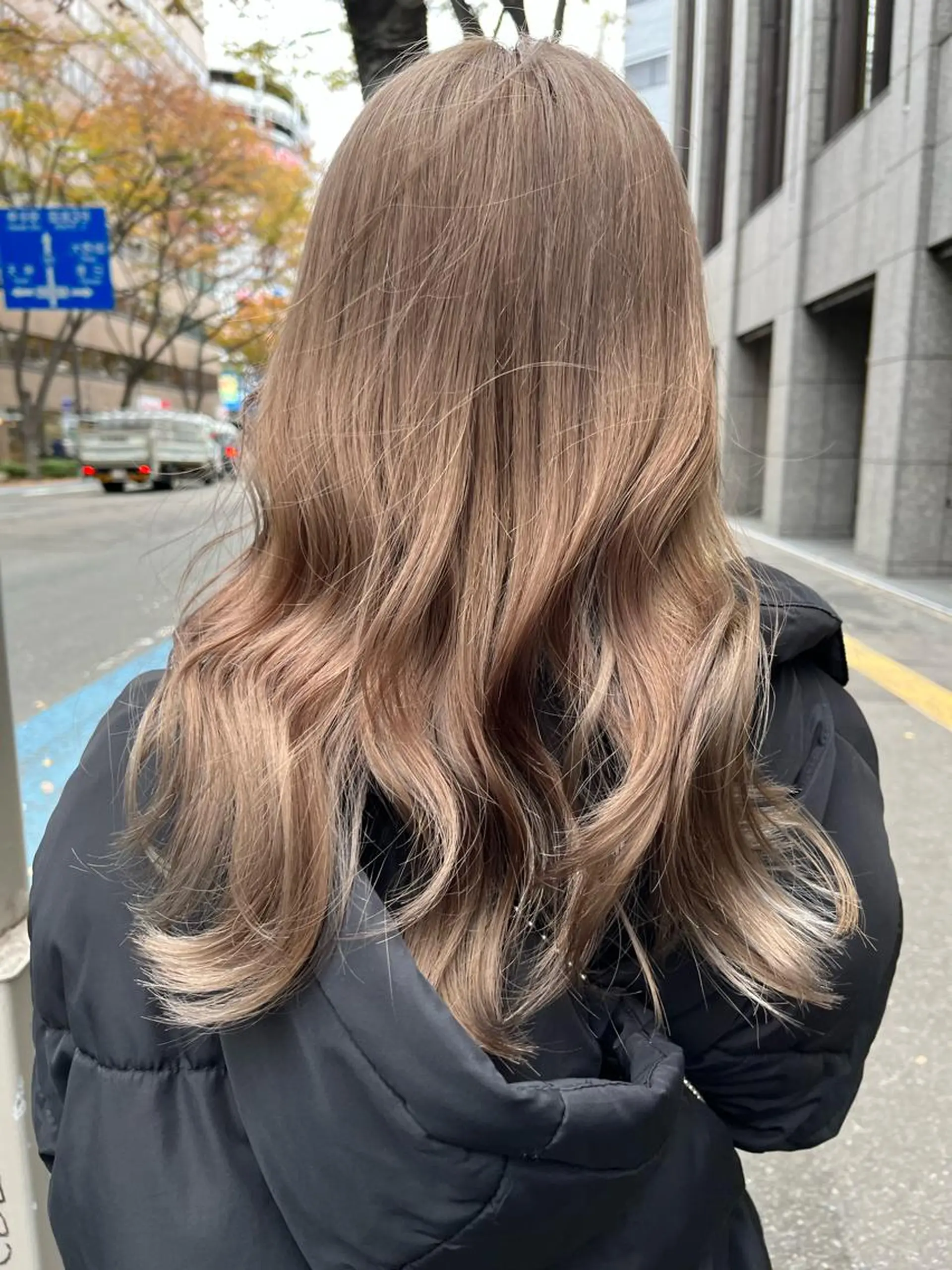 カラー ベージュカラー ブリーチ カット ヘアカラー こまつばらみお/レイ ヤー/ダブルカラーのヘアスタイル