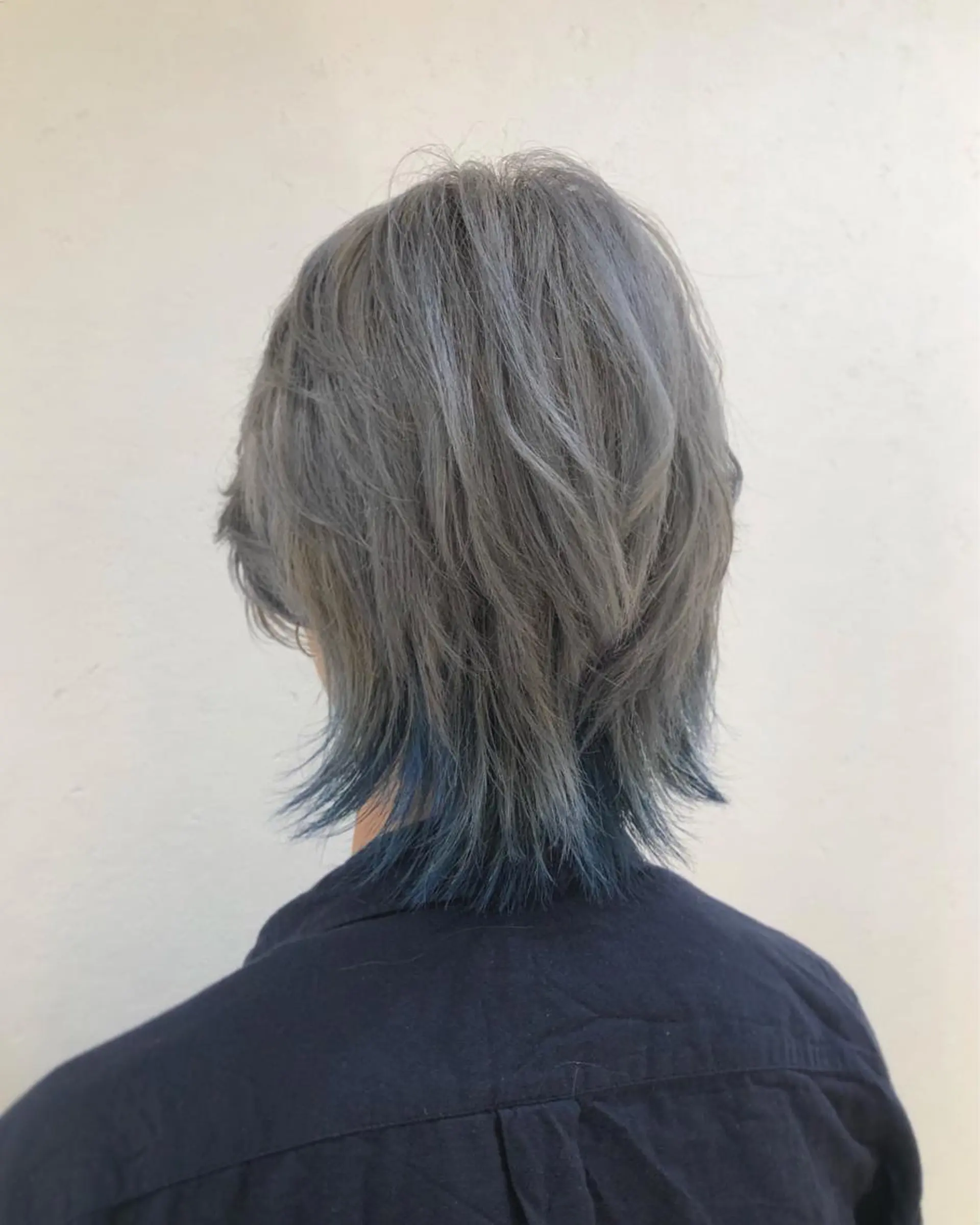 ショート カラー メンズ ブルーカラー シルバー ヘアカラー 透け感カラー🫧 加納トモヒロのヘアスタイル