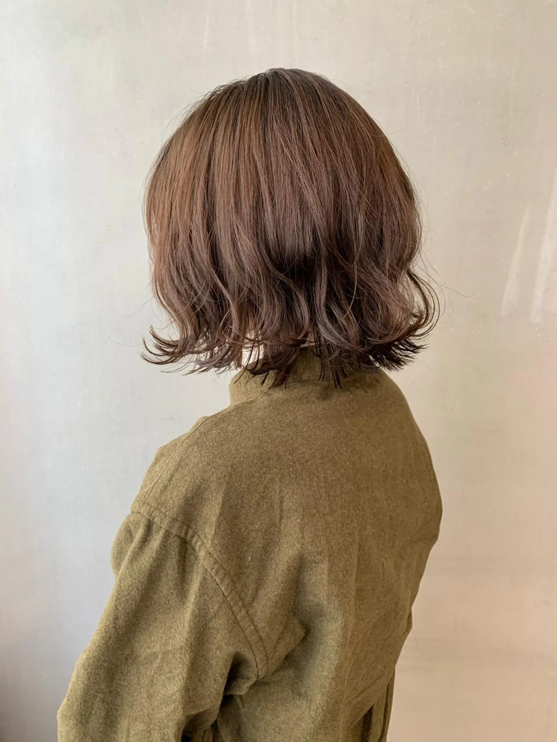 ショート カラー パーマ ベージュカラー ボブ 外ハネヘア SALOWIN梅田茶屋町店所属・ウルフレイヤーカット /チヒロのヘアスタイル