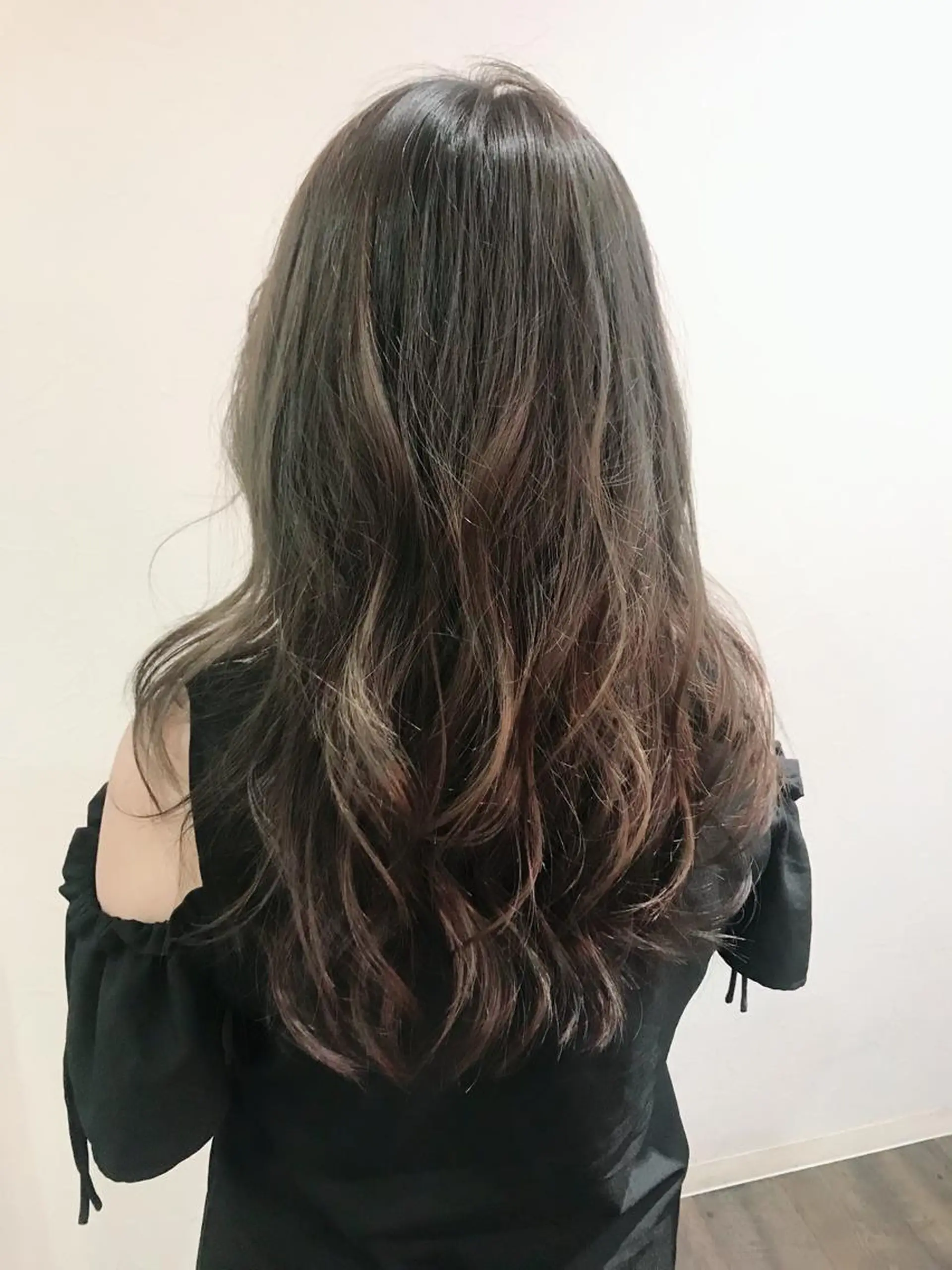 ロング ハイライト カット ヘアカラー トリートメント トモタニ ミオのヘアスタイル
