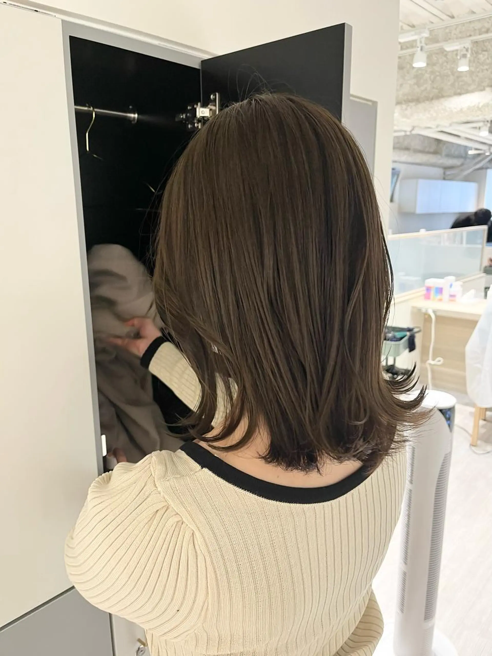 ミディアム カラー ベージュカラー オリーブベージュ オリーブカラー ボブ 外ハネヘア LOVEST Rihoのヘアスタイル