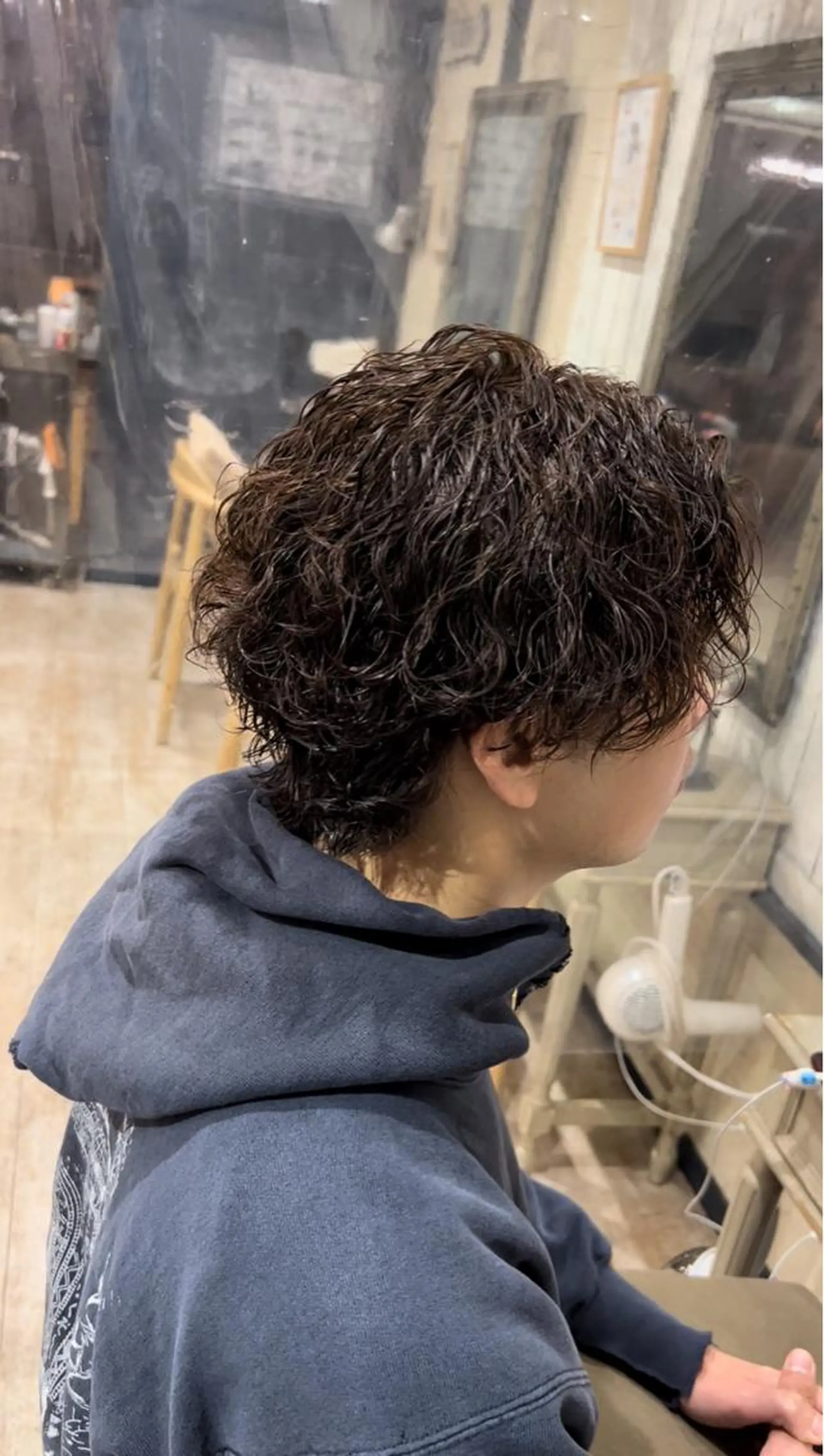 ミディアム パーマ メンズ ミディアムパーマ メンズブリーチ センターパート フェードカット メンズハイライト メンズStylist 山根慧のヘアスタイル