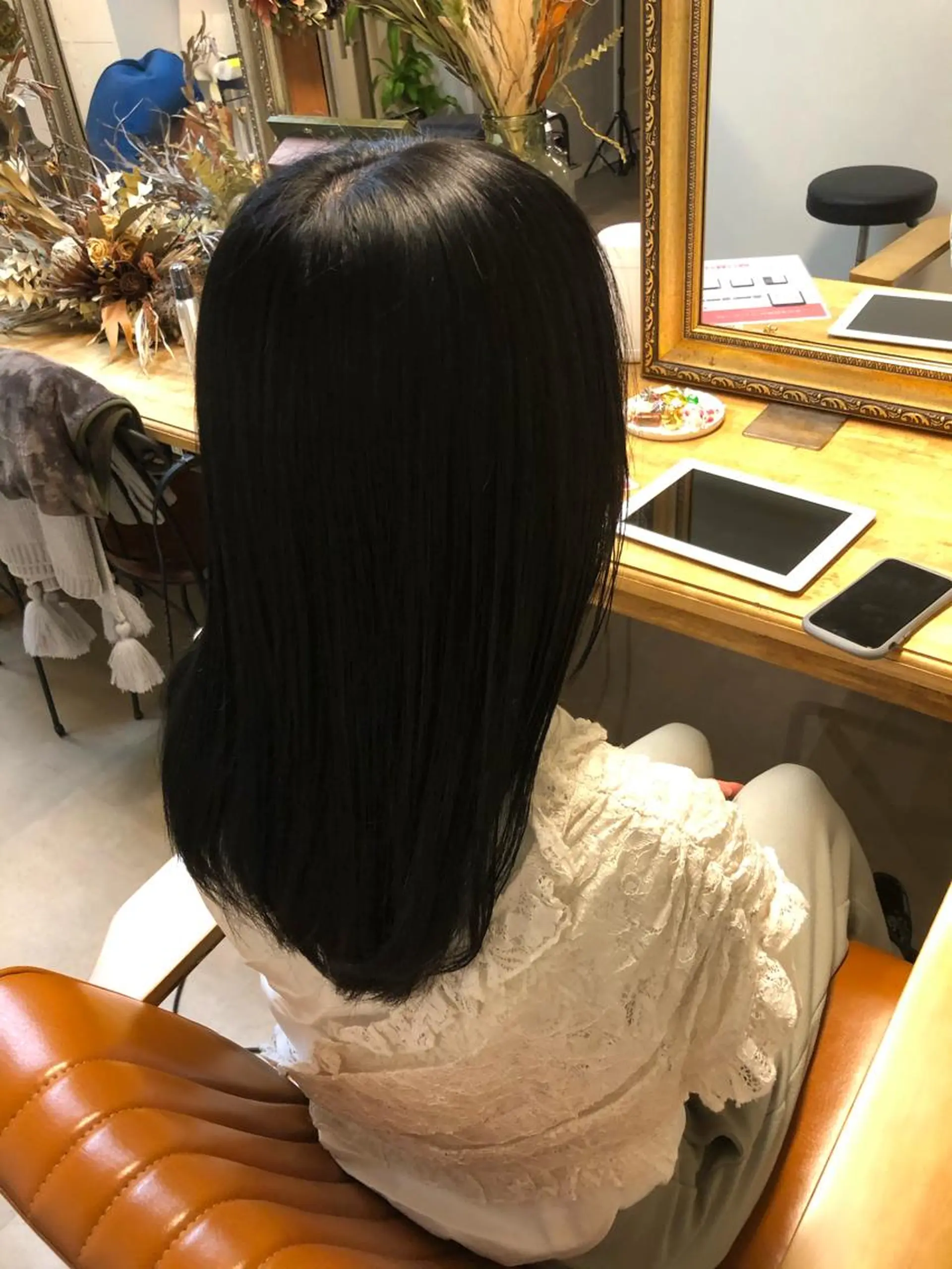 セミロング カラー ネイビーカラー カット トリートメント 髪質改善ストレート 堀内浩和702号室のヘアスタイル