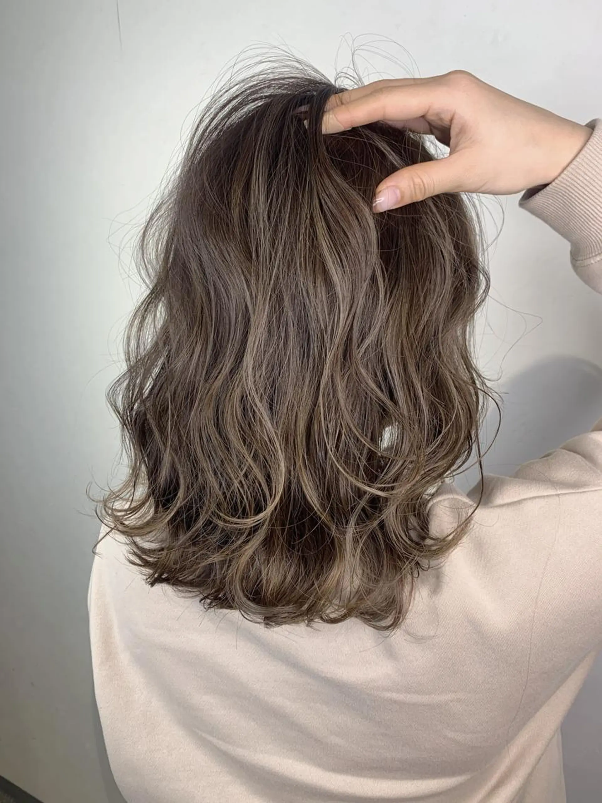 ミディアム ボブ 斜めバング 外国人風カラー 伸ばしかけ ハイライト ＿WHITE鳳店 アンダーバーホワイトのヘアスタイル