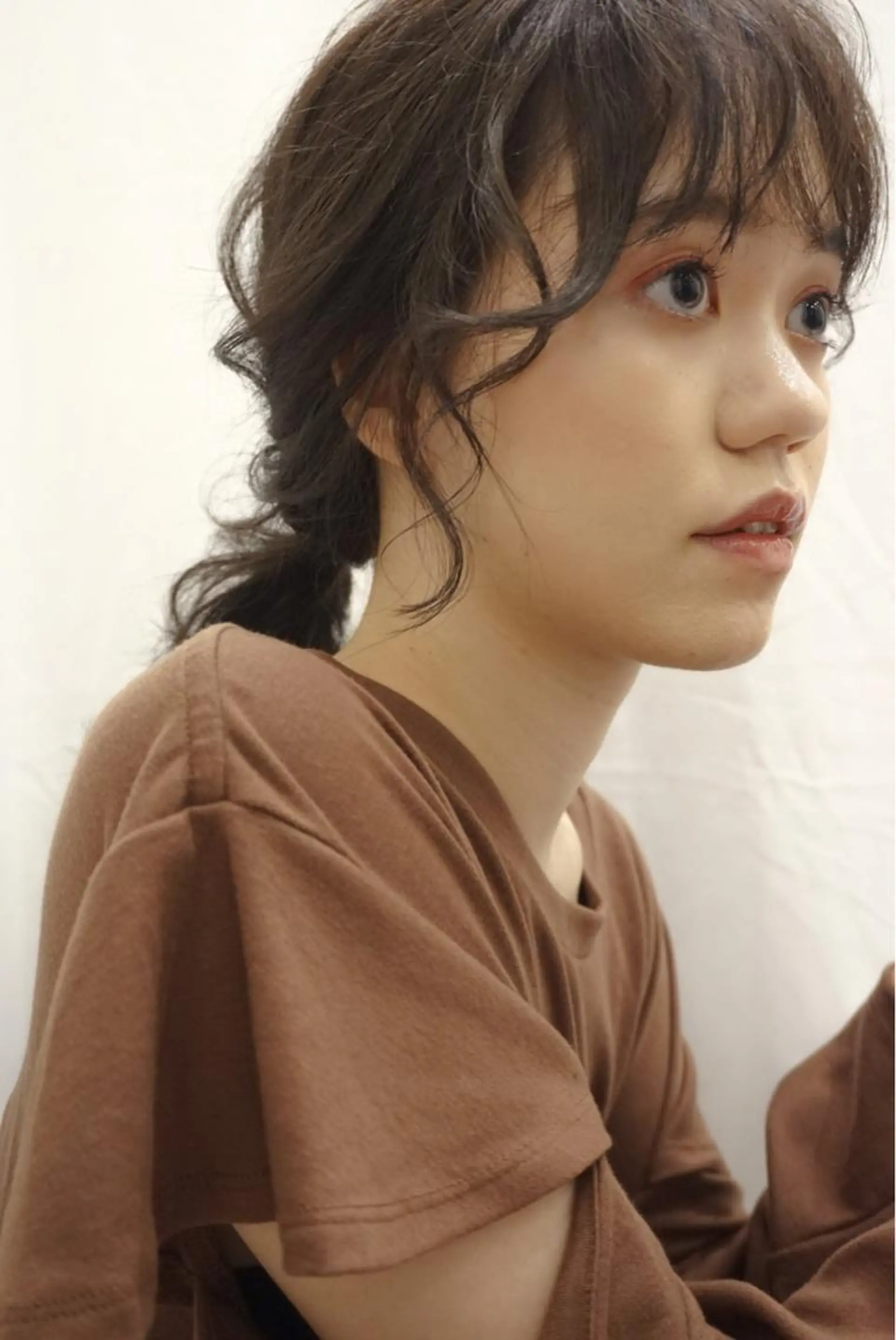 ミディアム カラー ヘアアレンジ ポニーテール ミディアムレイヤー アッシュ レイヤーカット トリートメント 飯塚 沙衣のヘアスタイル