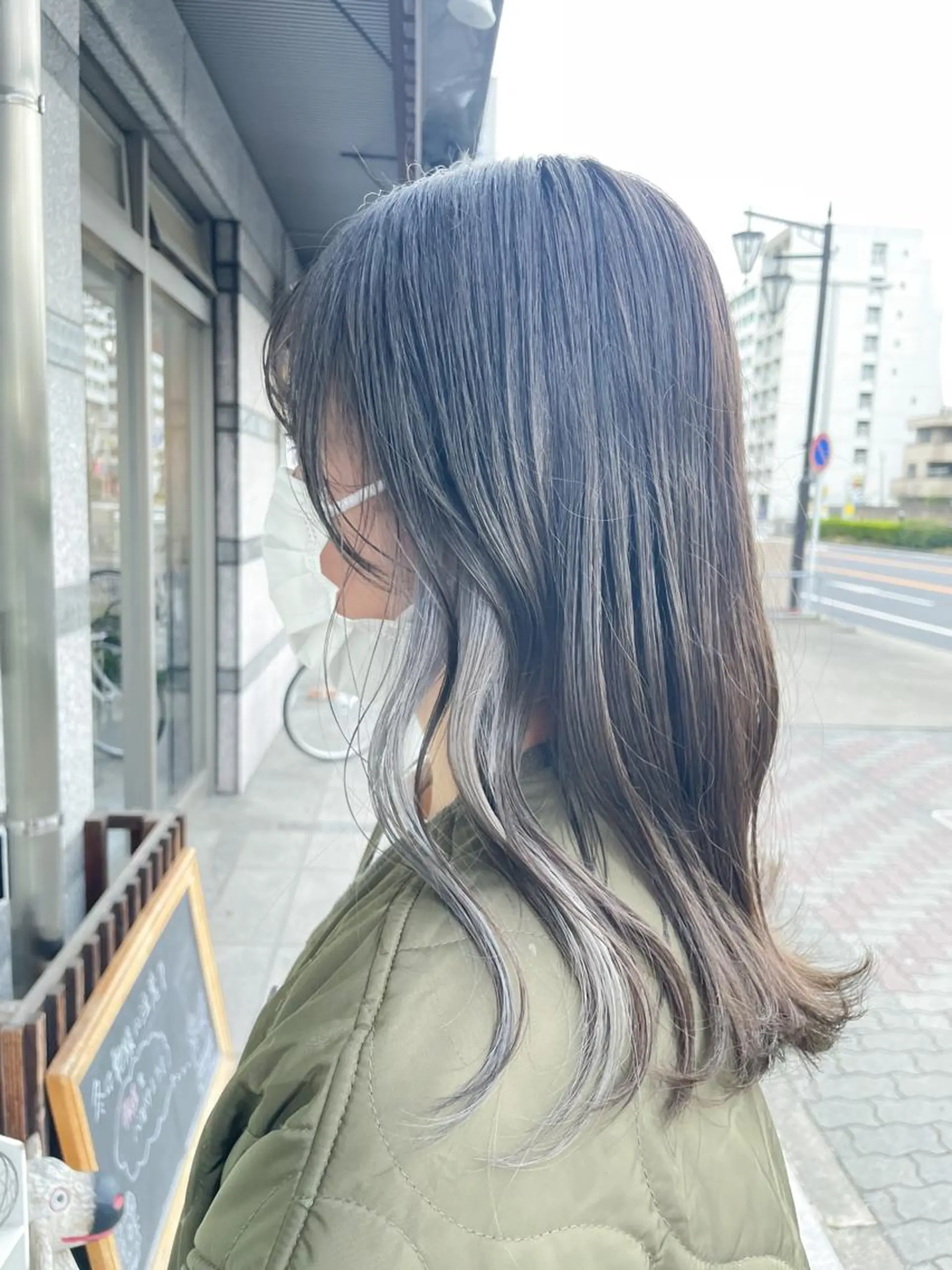 セミロング カラー 透明感カラー インナーカラー シルバー ホワイトシルバー カット ヘアカラー イワタ マハ/ minim hairのヘアスタイル