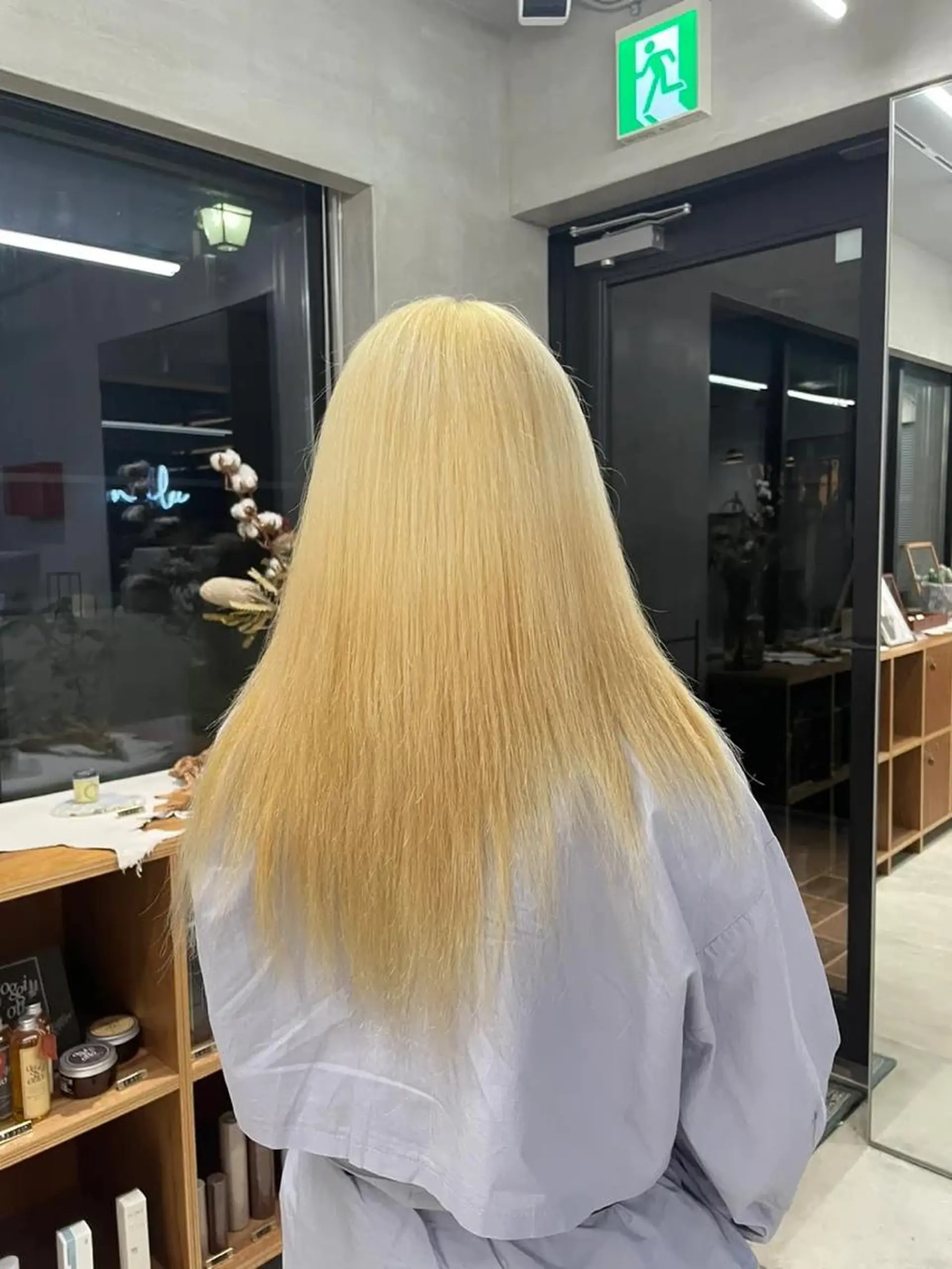 カラー 抜きっぱなしブロンド ブロンド 鶴井 美空のヘアスタイル