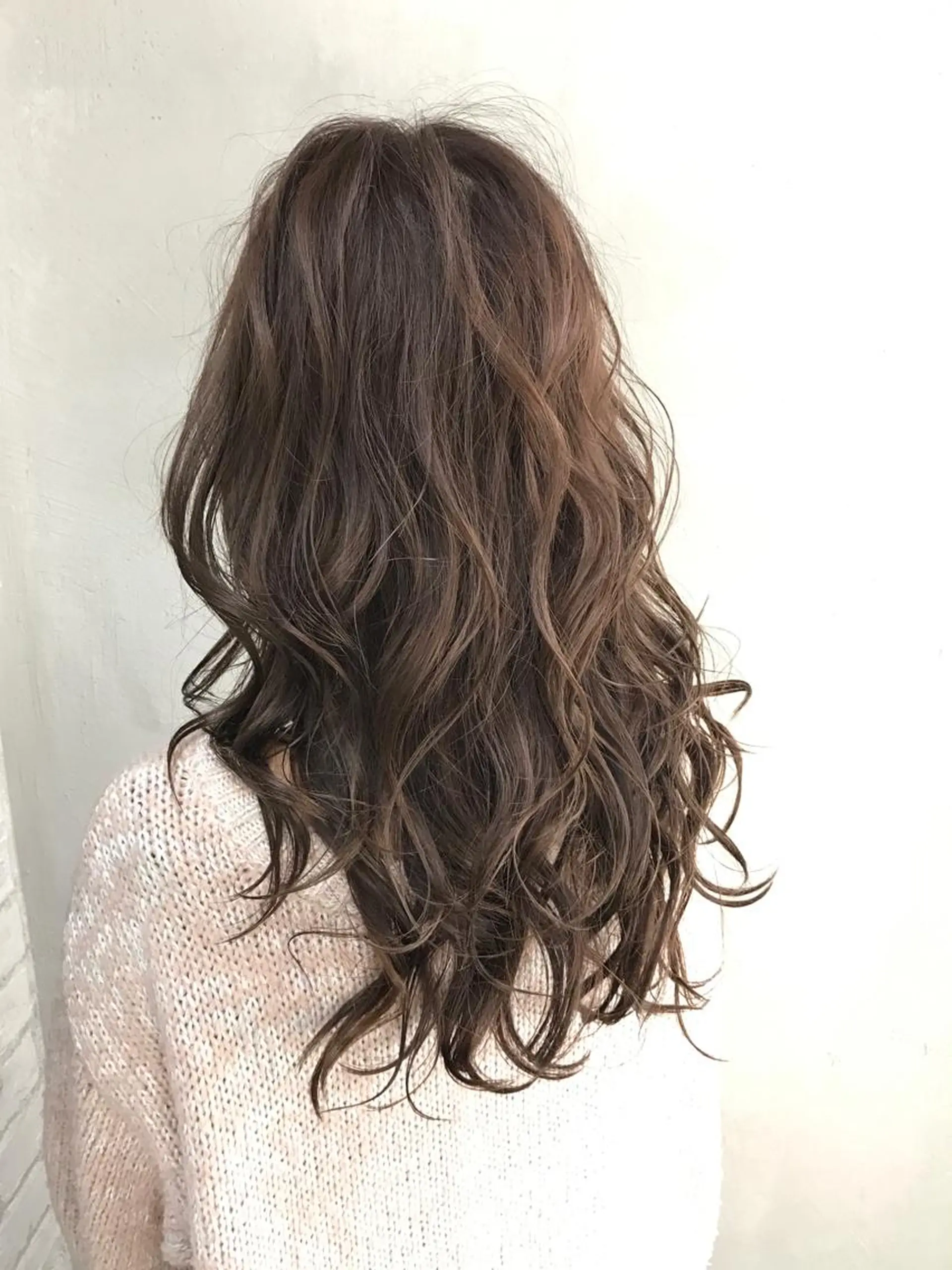 セミロング TOMOYAレイヤー ブリーチ縮毛矯正のヘアスタイル