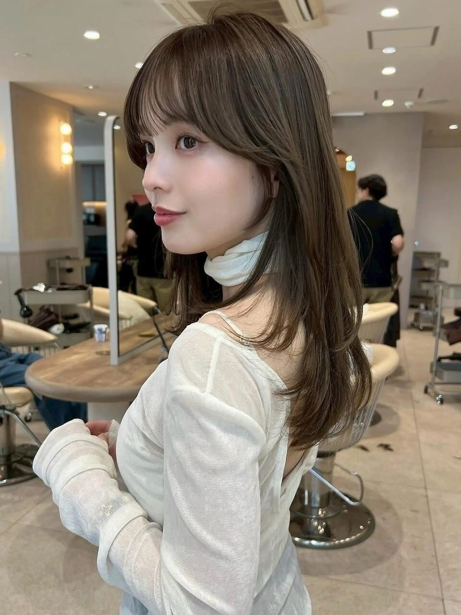 セミロング カラー ベージュカラー グレージュ インナーカラー ミルクティーベージュ 顔まわりレイヤー ヘアカラー Zina福岡天神店 艶髪/レイヤー/小顔のヘアスタイル