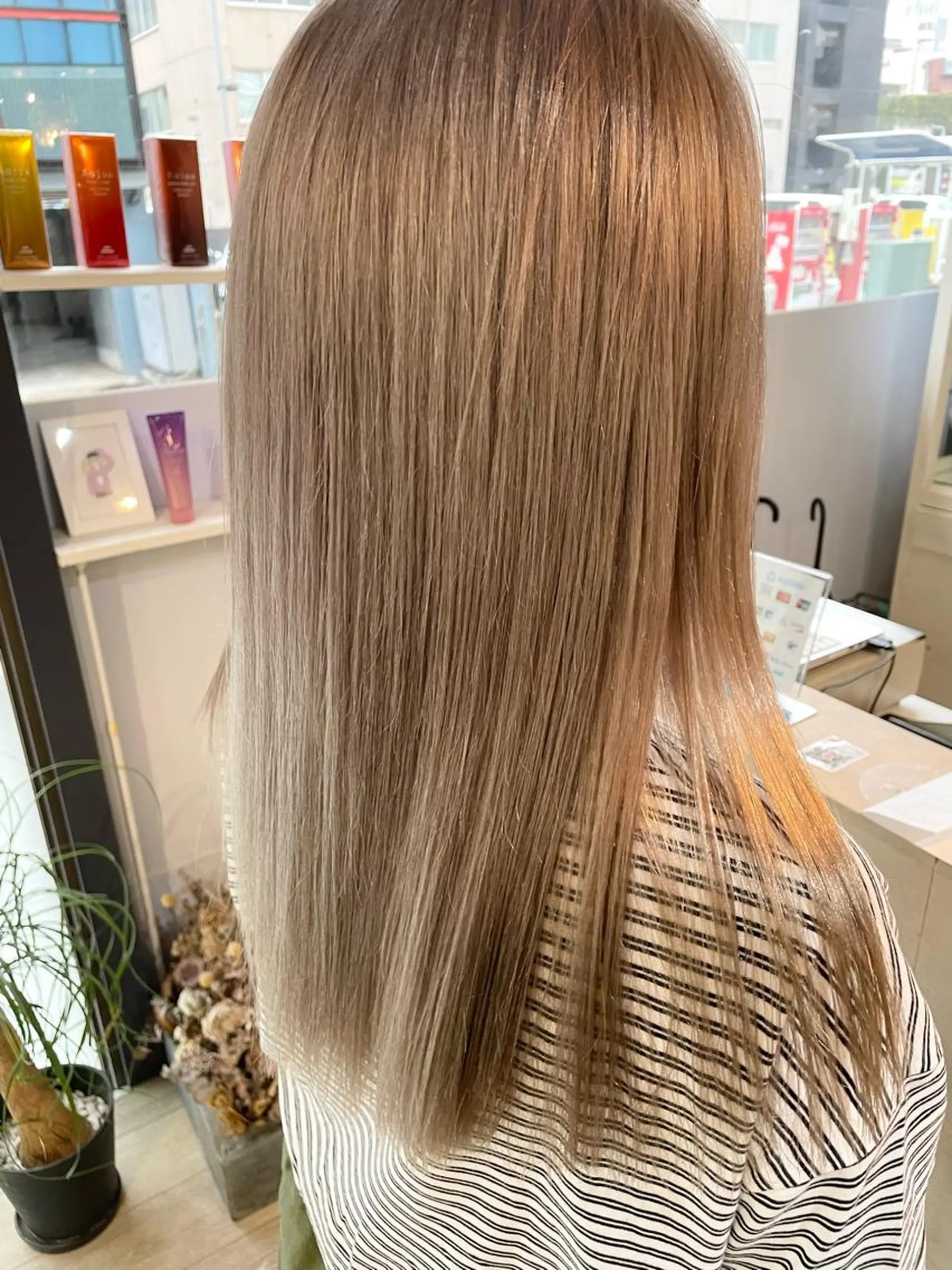 セミロング カラー ベージュカラー カット ヘアカラー 小関 仁晴のヘアスタイル