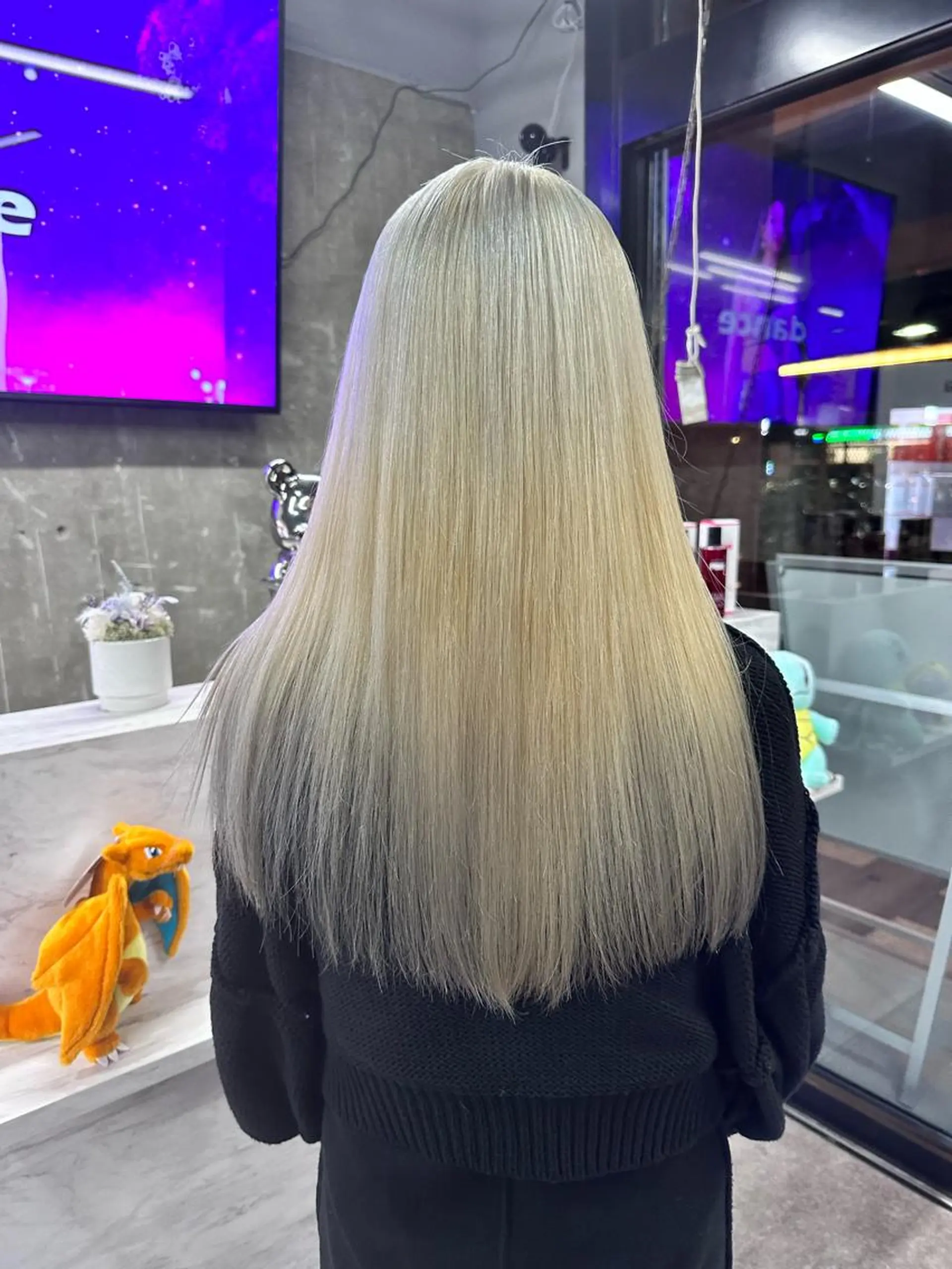 ロング 前髪カット🩶レイヤ ー🩶ハイトーン🩶のヘアスタイル