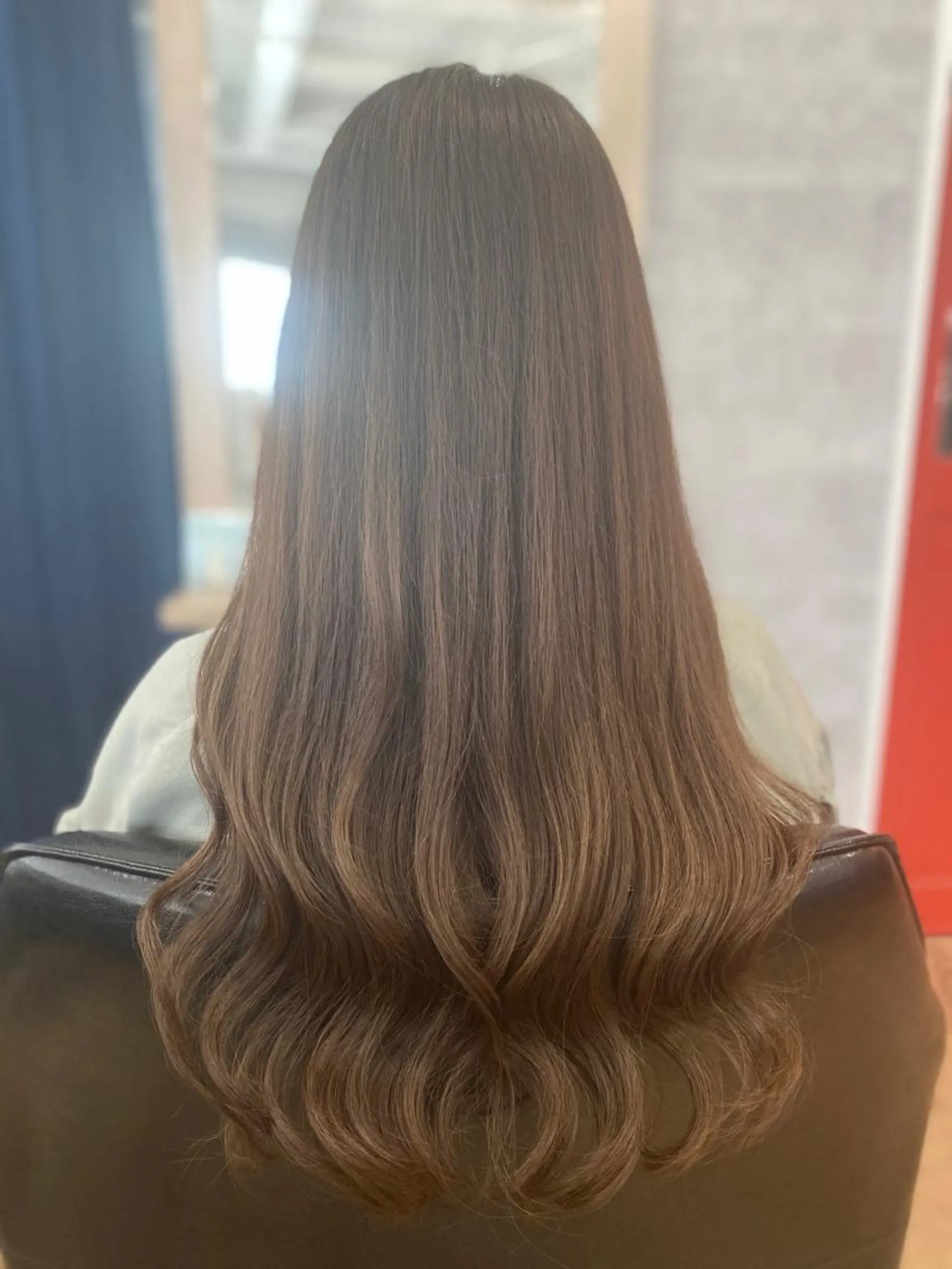 ロング カラー ベージュカラー _White所属・ＳＨＩ ＺＵのヘアスタイル