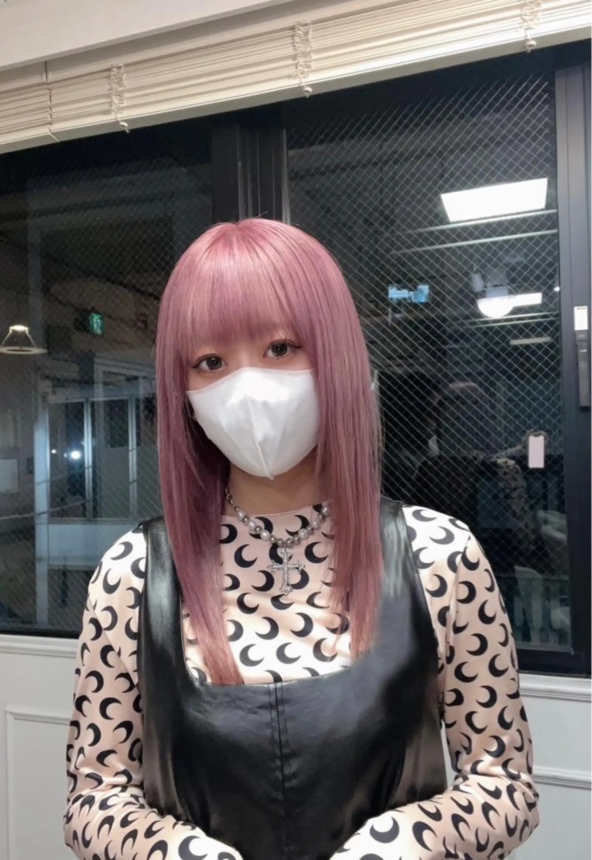 ミディアム ピンクラベンダー ヘアカラー トリートメント 🪽ハネエクステ🪽 羽エクステKENJIのヘアスタイル