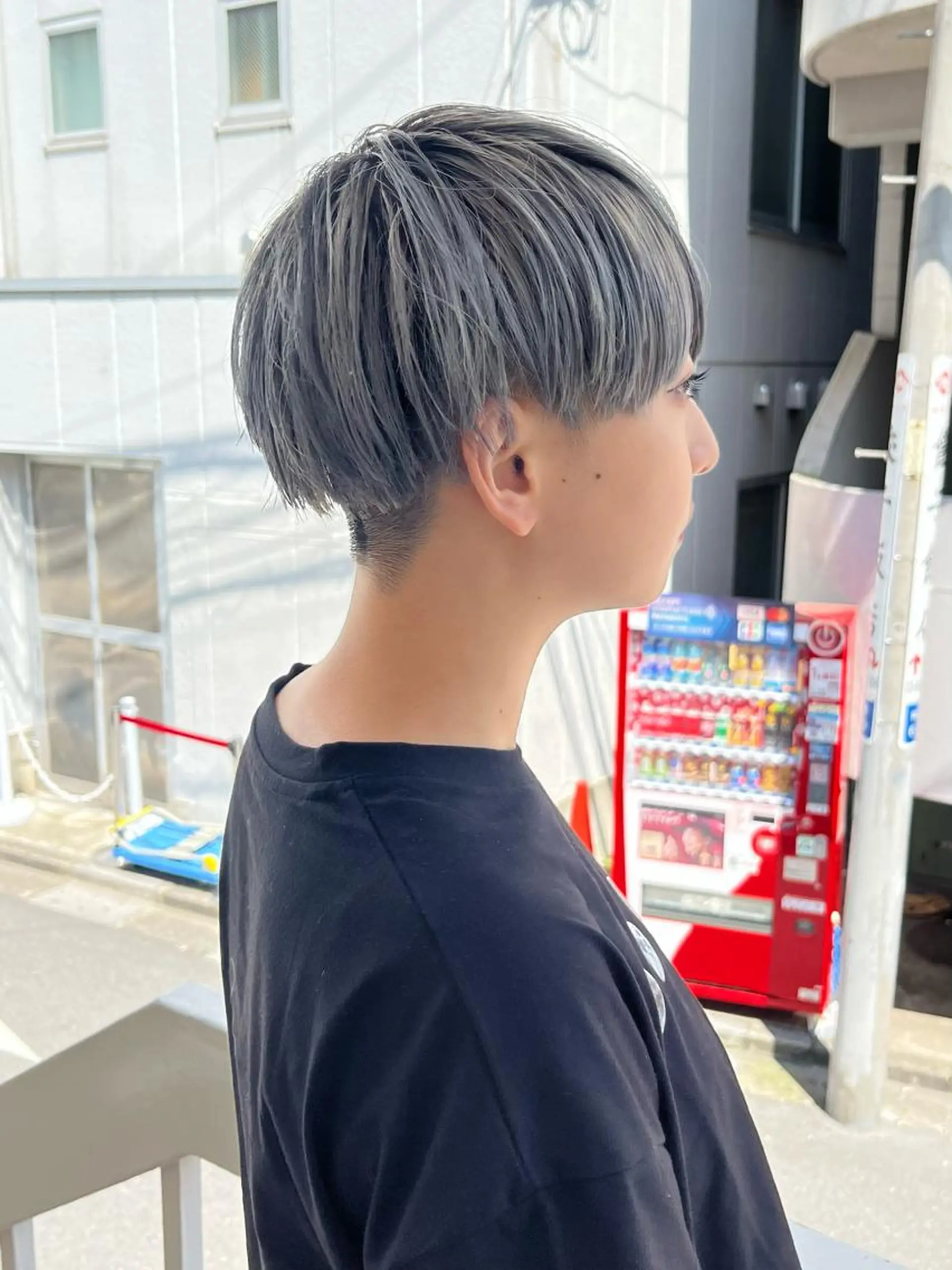 ショート カラー ヘアカラー エクステ ハイトーン 💭黒崎ハルカのヘアスタイル
