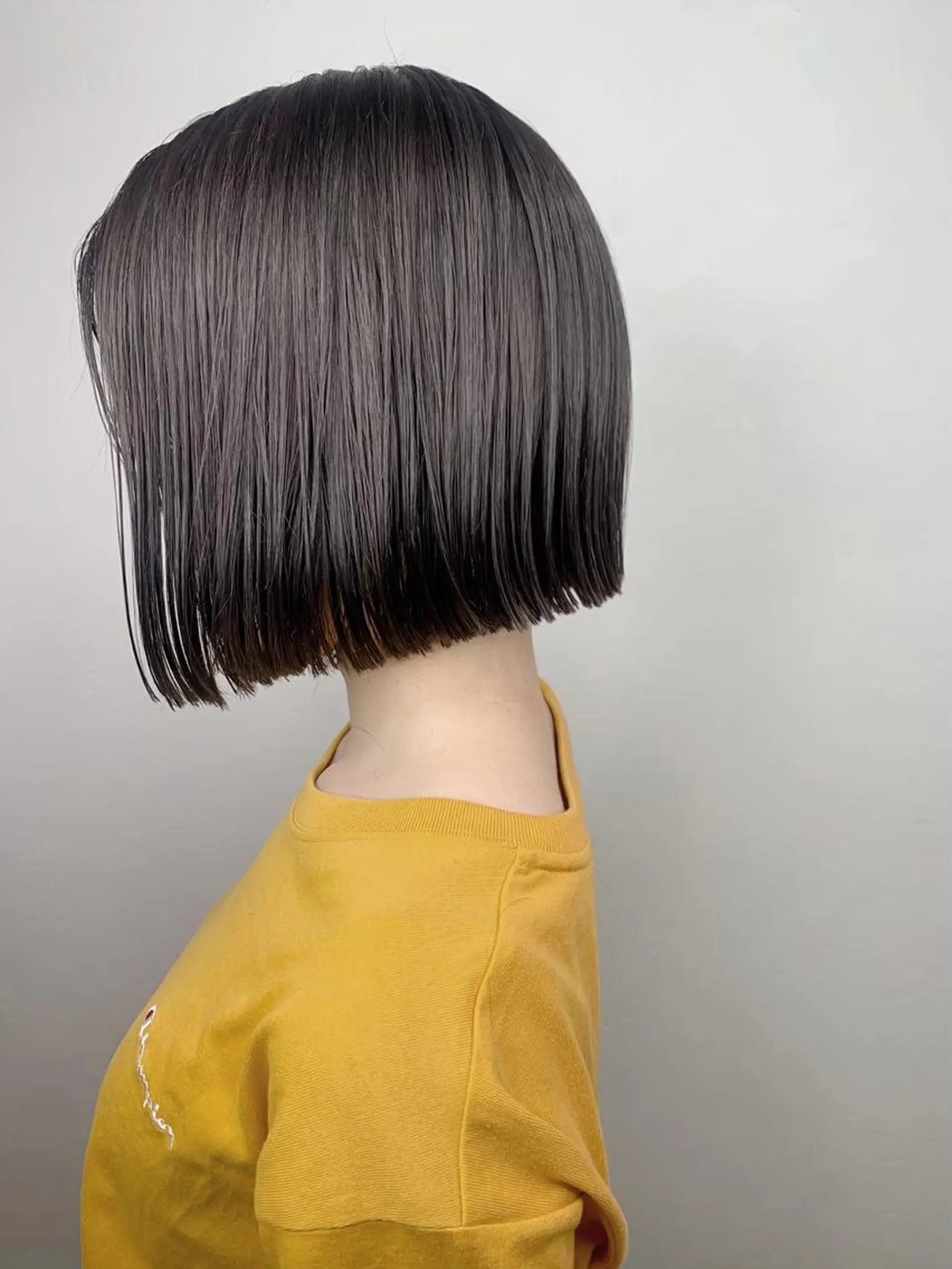 ショート 前下がりボブ ボブ 斜めバング 外国人風カラー 伸ばしかけ ＿WHITE鳳店 アンダーバーホワイトのヘアスタイル