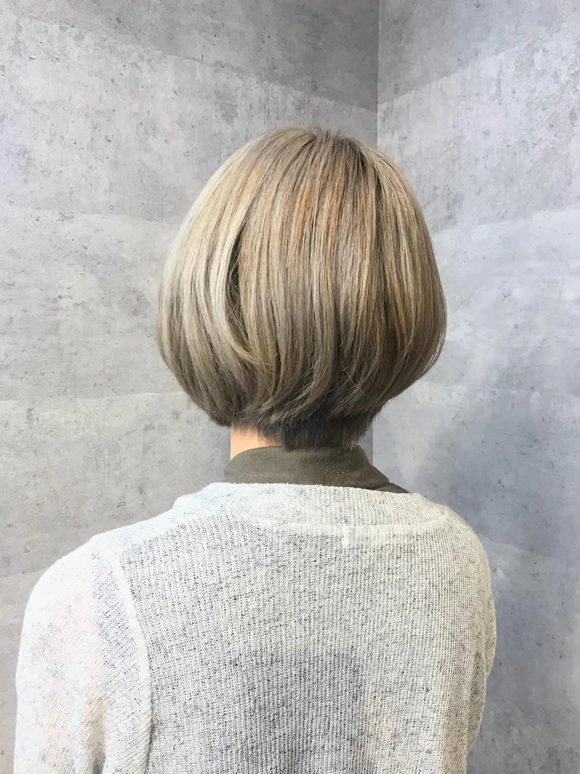 ショート カラー アッシュ ベージュカラー ブリーチ ブラウンカラー ミルクティーベージュ ヘアカラー Chara Chalone所属・今野 美栄のヘアスタイル