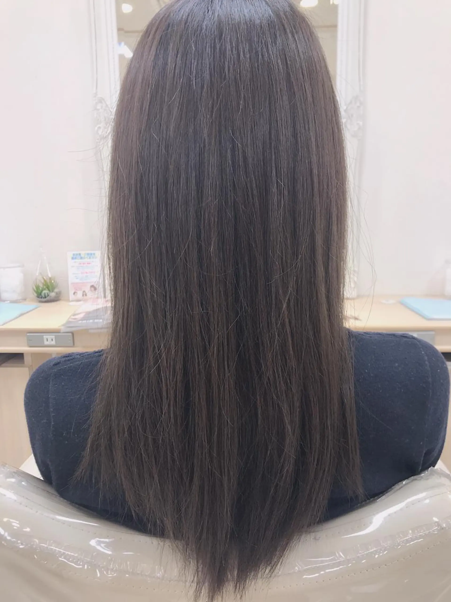 セミロング 縮毛矯正 トリートメント 店長ハイトーンカラー 柞山史奈のヘアスタイル