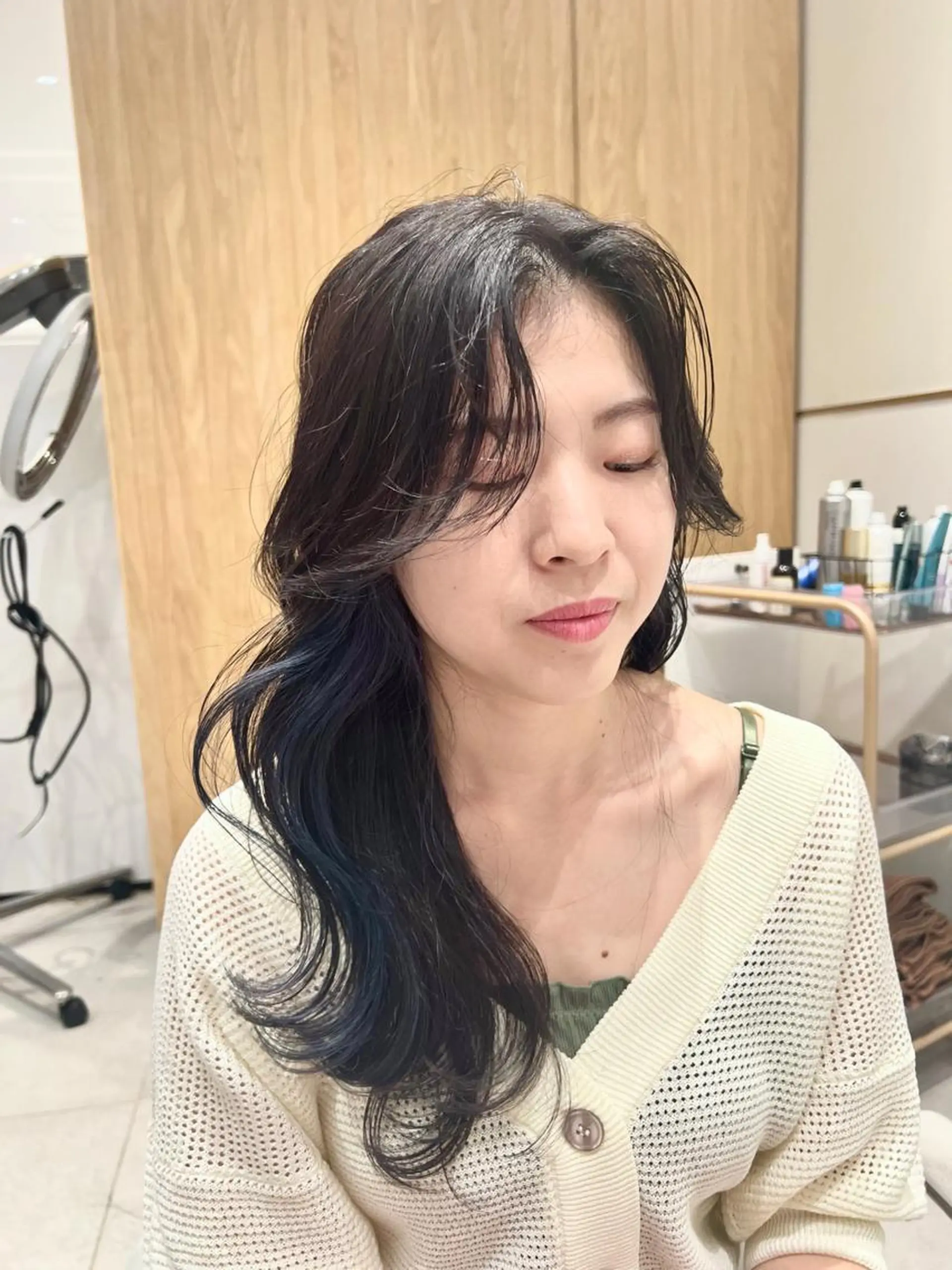 ロング カラー 切りっぱなしボブ ブリーチ グレージュ イルミナカラー インナーカラー ヘアカラー トリートメント ニュアンスレイヤー ハイトーンカラーのヘアスタイル