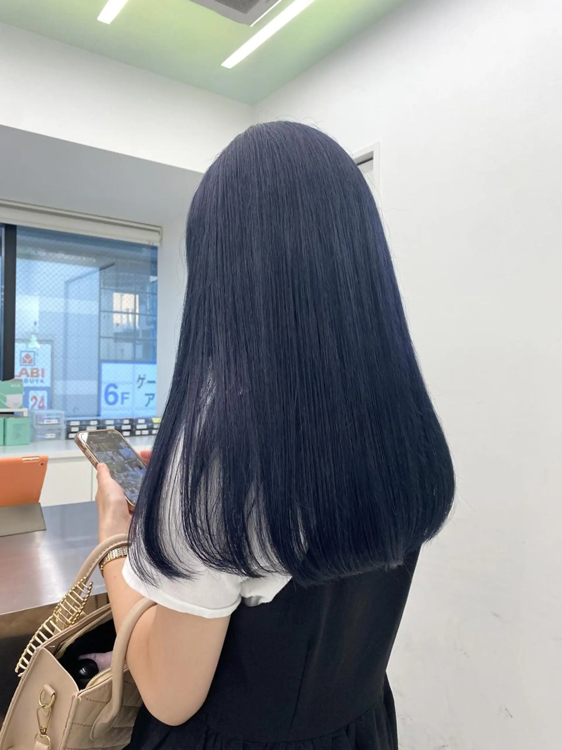 ロング カット 縮毛矯正 色落ち綺麗🇰🇷 透明感ブルーブラックのヘアスタイル